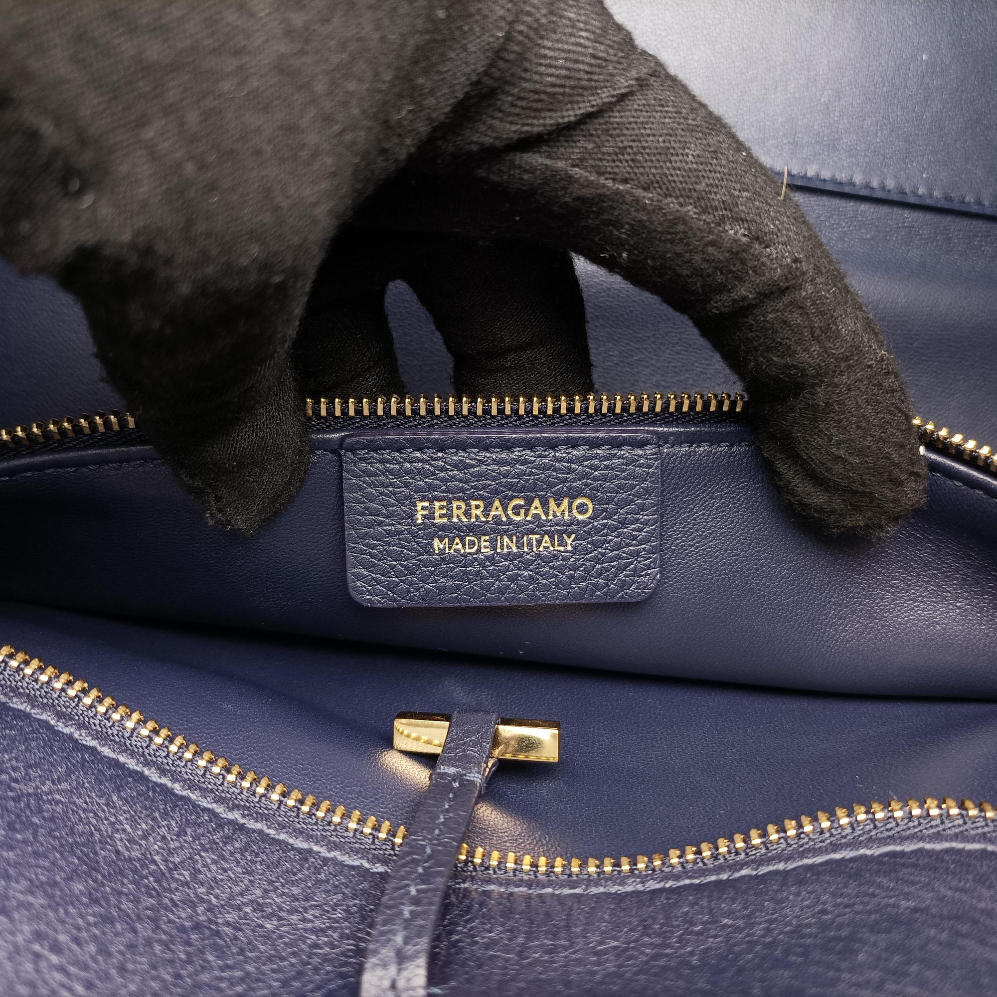 Pre-owned Ferragamo hug Navy leather  shoulderbag | stylenewstar