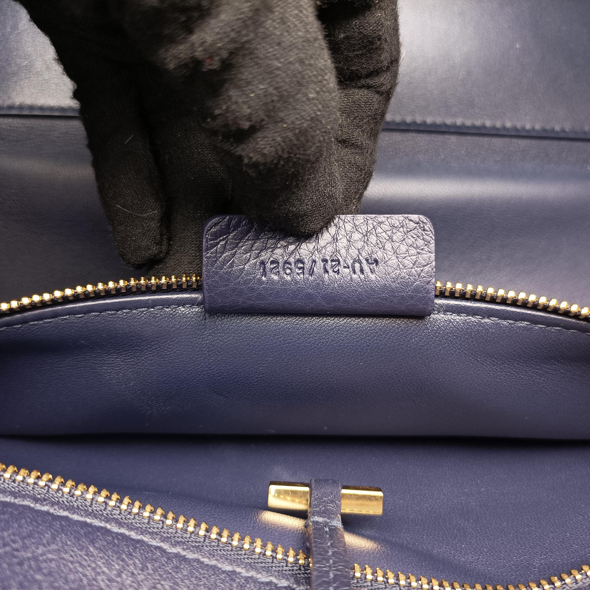 Pre-owned Ferragamo hug Navy leather  shoulderbag | stylenewstar