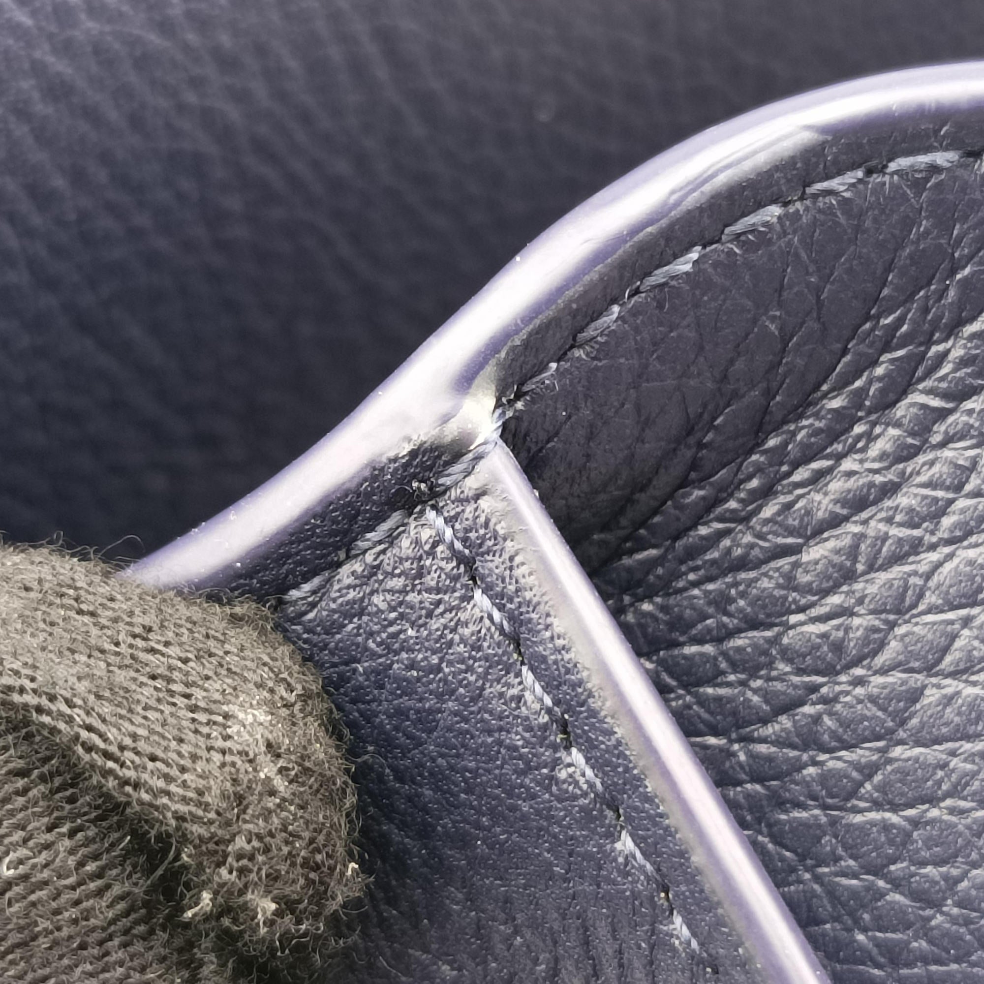 Pre-owned Ferragamo hug Navy leather  shoulderbag | stylenewstar