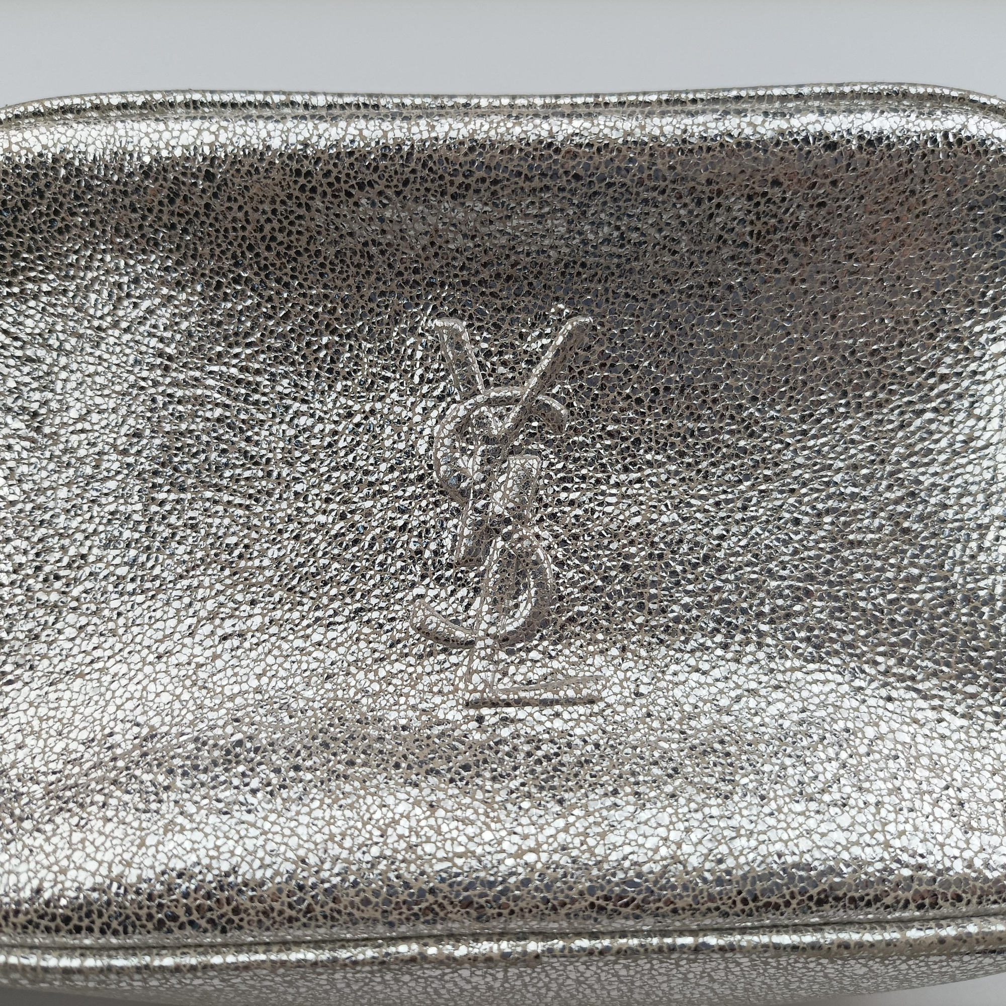 Secondhand Yves Saint Laurent Lou camera Silver Leather 527096 shoulderbag | stylenewstar