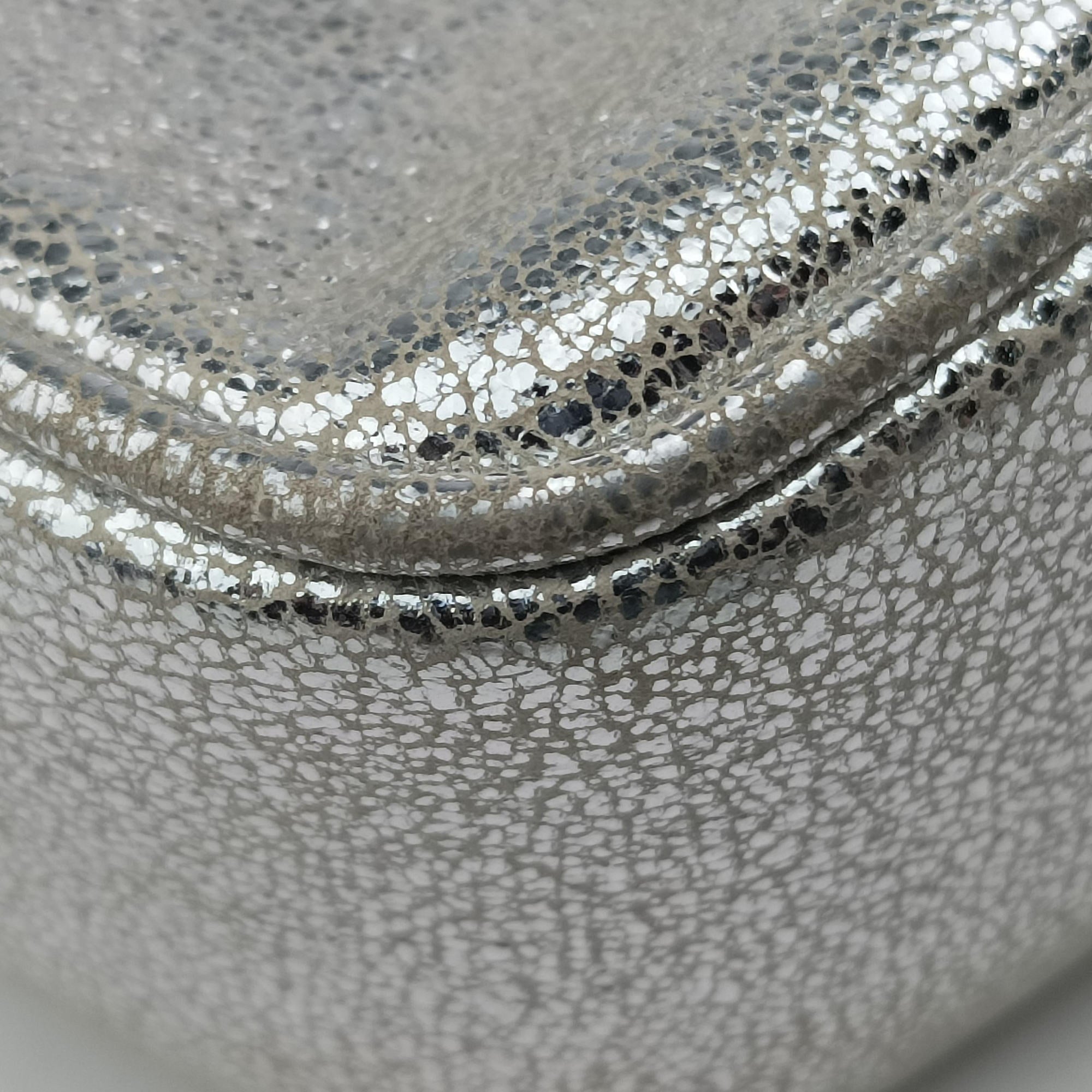 Secondhand Yves Saint Laurent Lou camera Silver Leather 527096 shoulderbag | stylenewstar