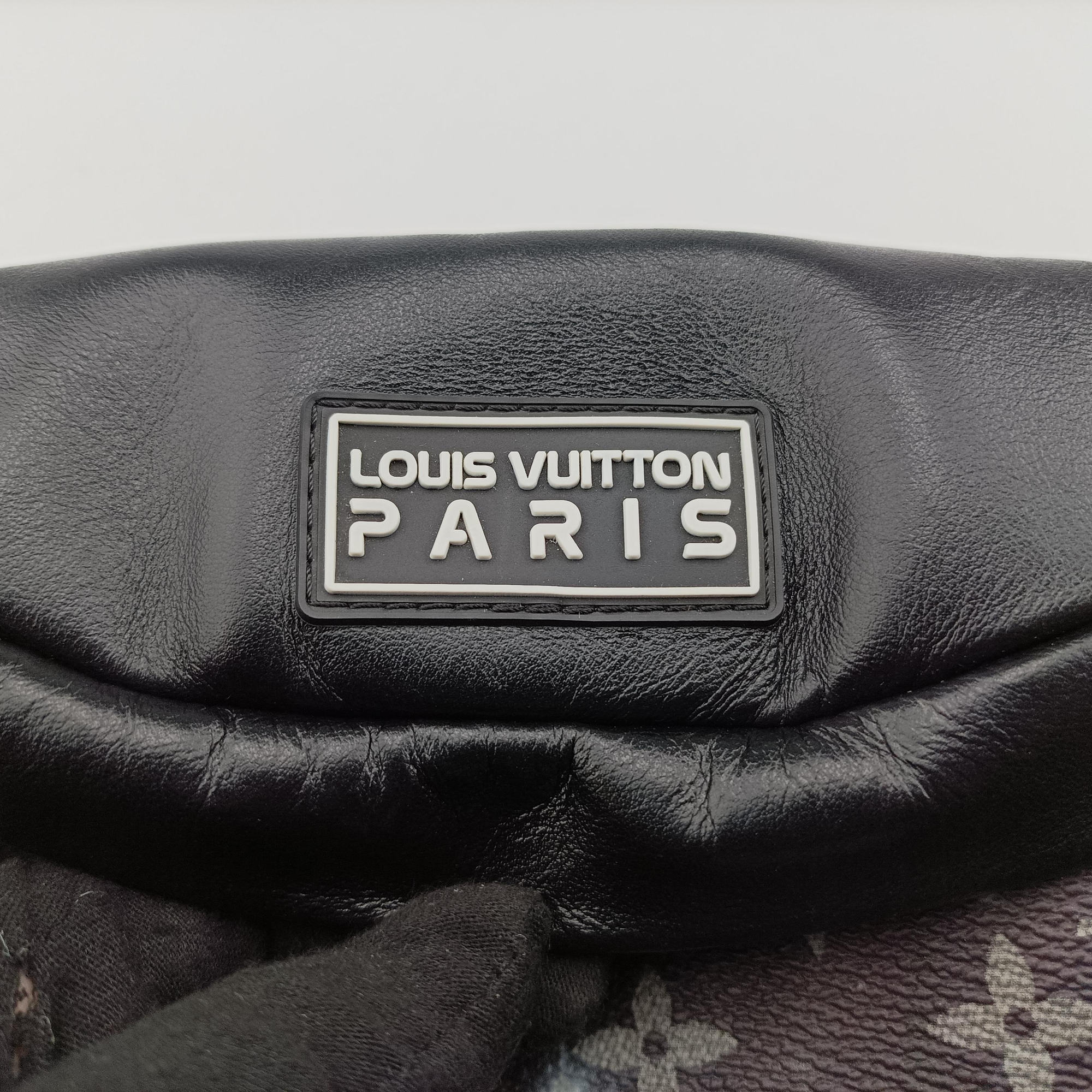 Secondhand Louis Vuitton Discovery Black×multicolor Monogram Galaxy M44444 bum bag/waist bag | stylenewstar
