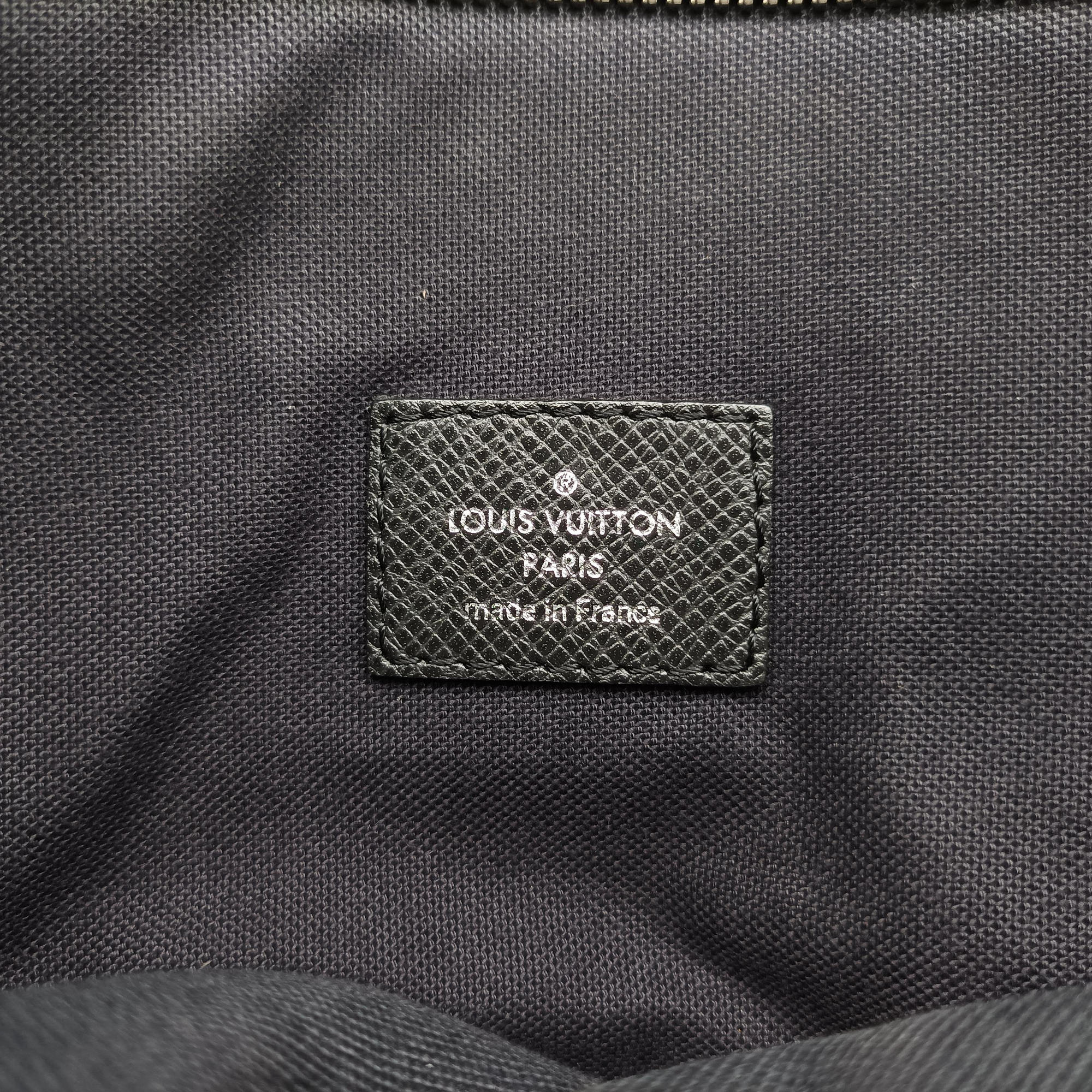 Pre-owned Louis Vuitton SASHA Glacier TAIGA M32630 shoulderbag | stylenewstar