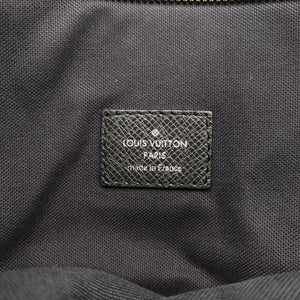Pre-owned Louis Vuitton SASHA Glacier TAIGA M32630 shoulderbag | stylenewstar
