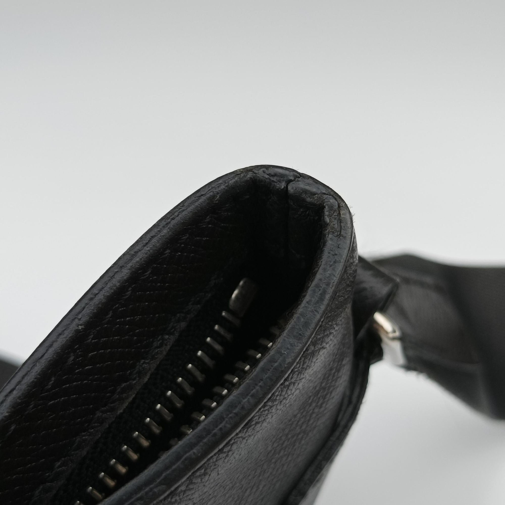 Pre-owned Louis Vuitton SASHA Glacier TAIGA M32630 shoulderbag | stylenewstar