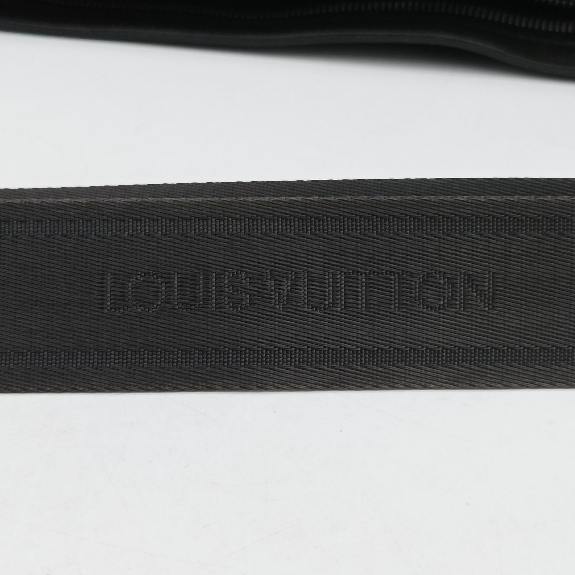 Pre-owned Louis Vuitton SASHA Glacier TAIGA M32630 shoulderbag | stylenewstar