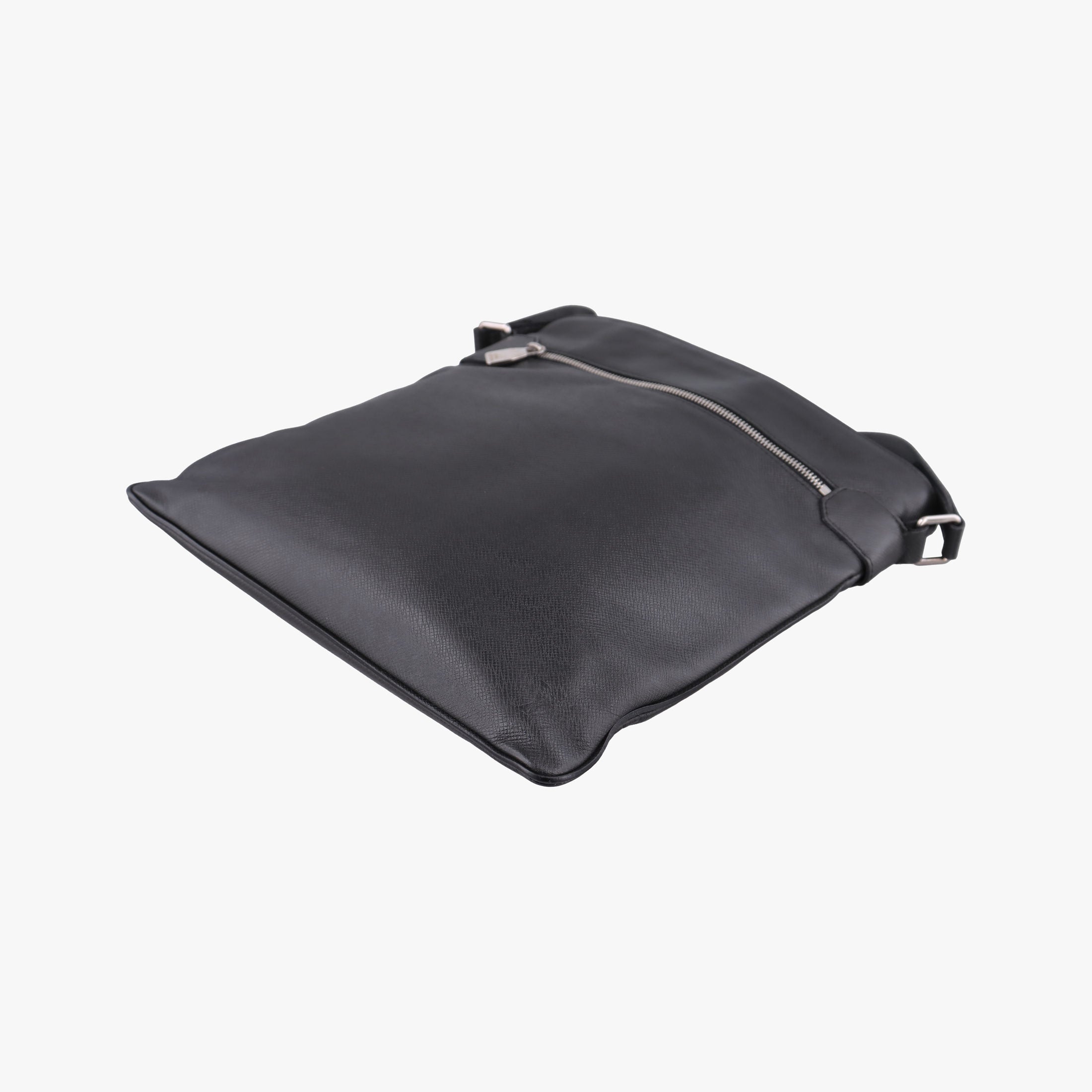 Pre-owned Louis Vuitton SASHA Glacier TAIGA M32630 shoulderbag | stylenewstar