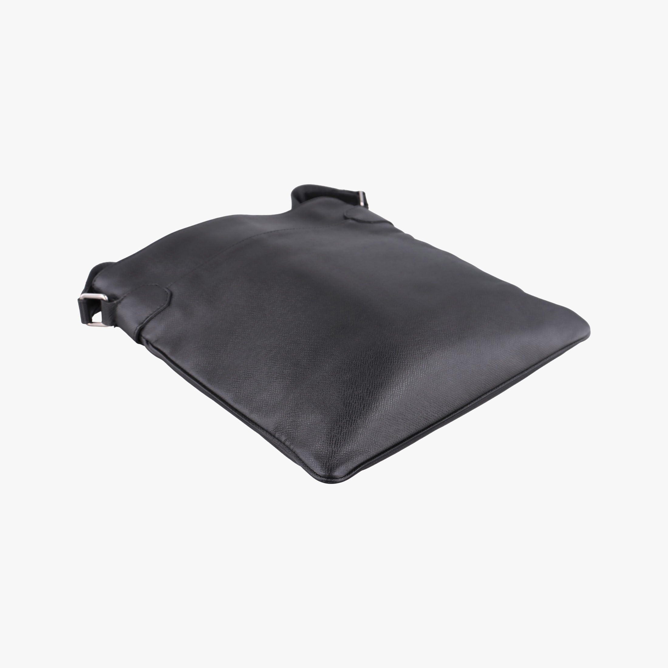 Pre-owned Louis Vuitton SASHA Glacier TAIGA M32630 shoulderbag | stylenewstar