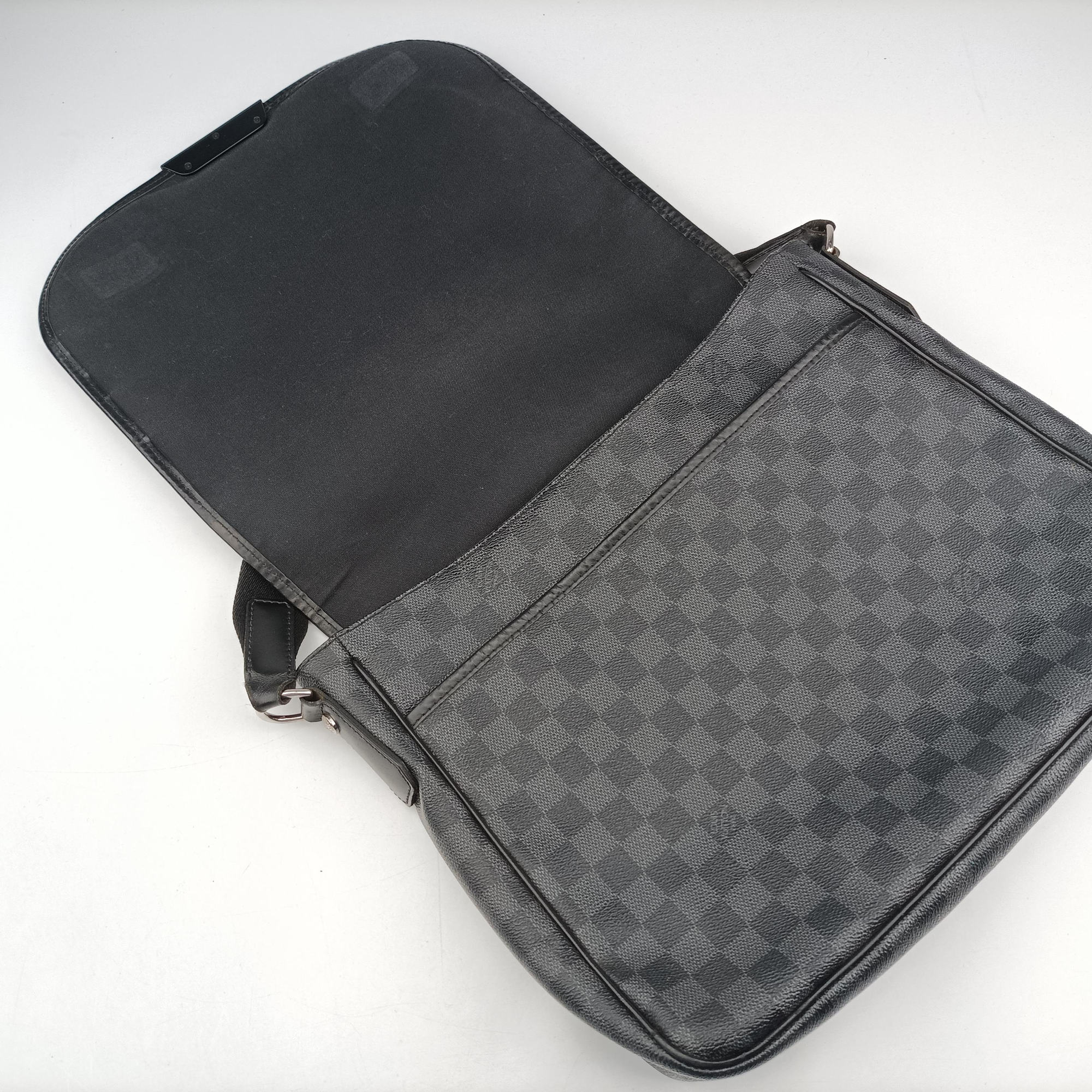 Pre-owned Louis Vuitton DANIEL MM Noir Damier Graphite N58029 shoulderbag | stylenewstar