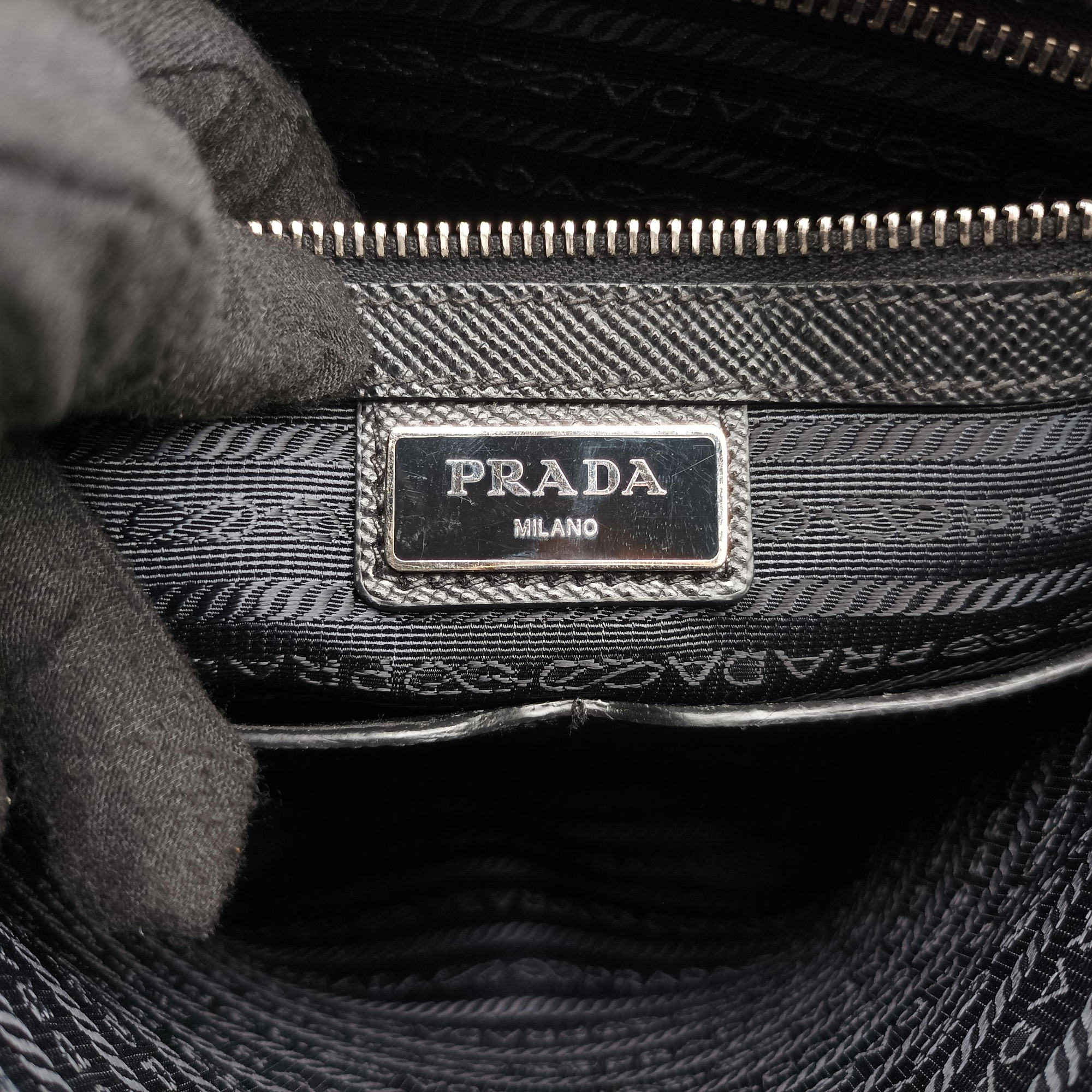 Pre-owned Prada Messenger Black Saffiano leather 2VH004 crossbodybag | stylenewstar