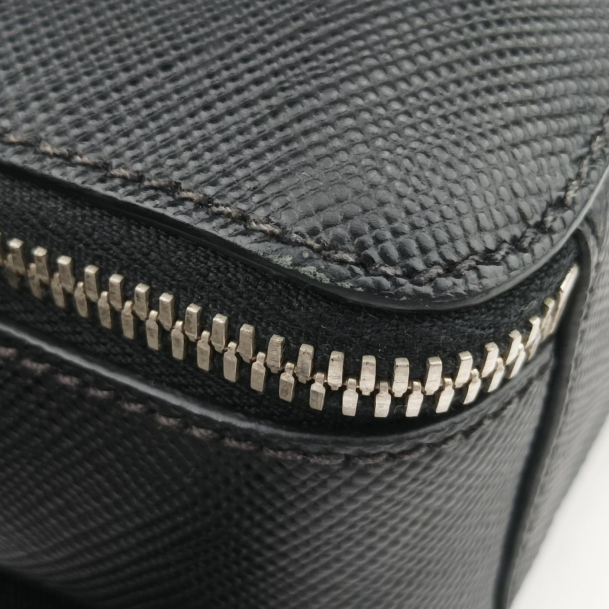 Pre-owned Prada Messenger Black Saffiano leather 2VH004 crossbodybag | stylenewstar