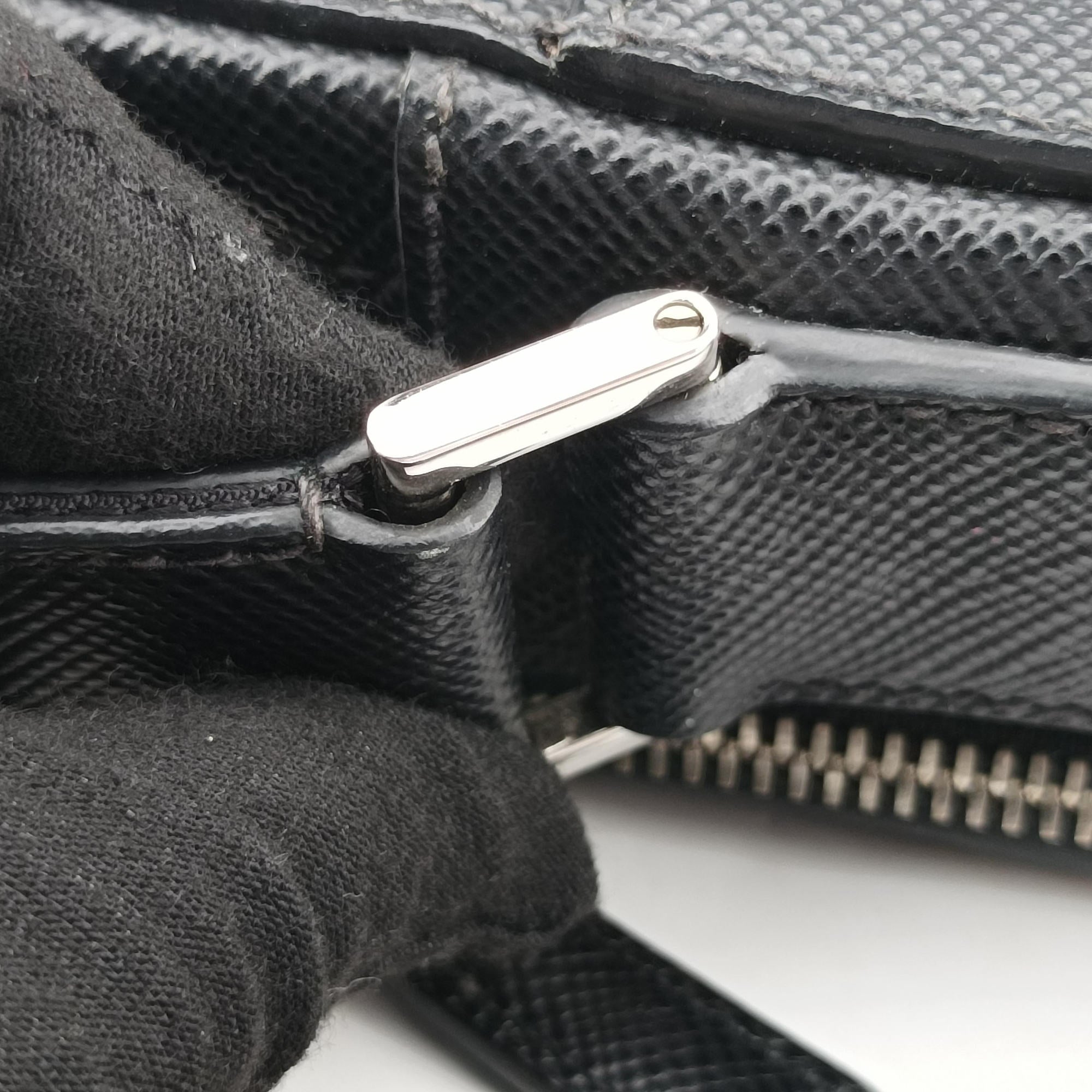 Pre-owned Prada Messenger Black Saffiano leather 2VH004 crossbodybag | stylenewstar