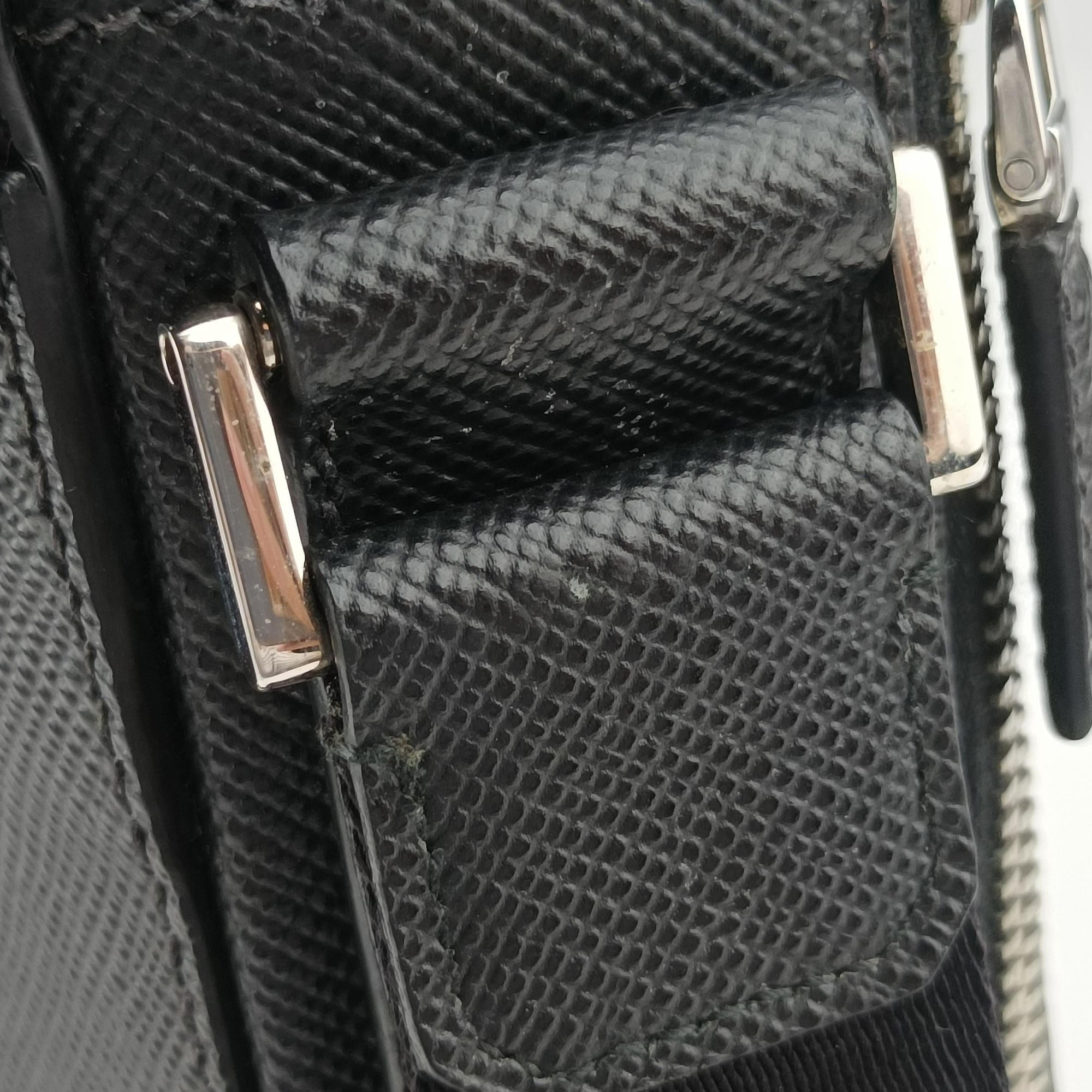 Pre-owned Prada Messenger Black Saffiano leather 2VH004 crossbodybag | stylenewstar