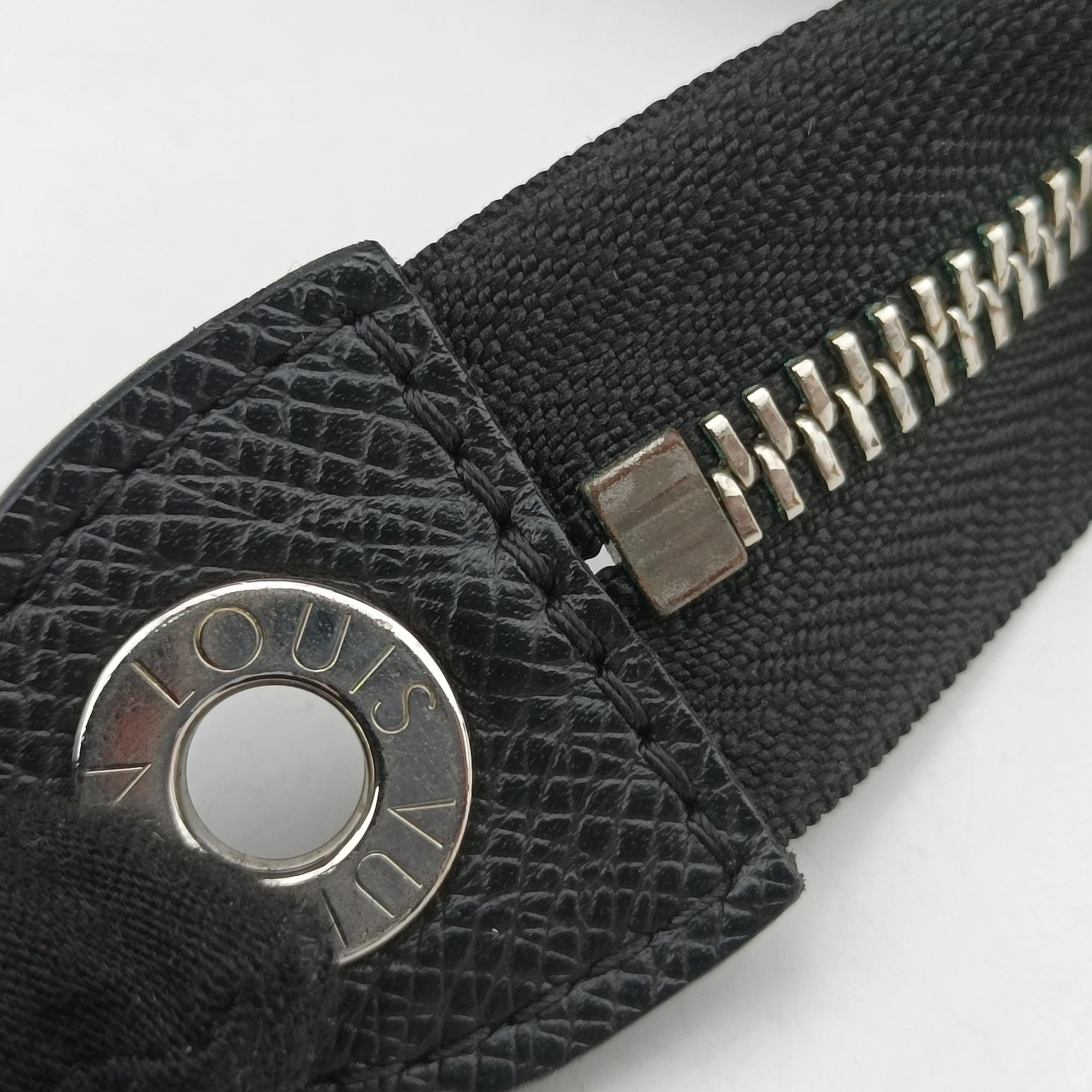 Pre-owned Louis Vuitton Pochette Voyage Ardoise Taiga M30187 clutchbag | stylenewstar