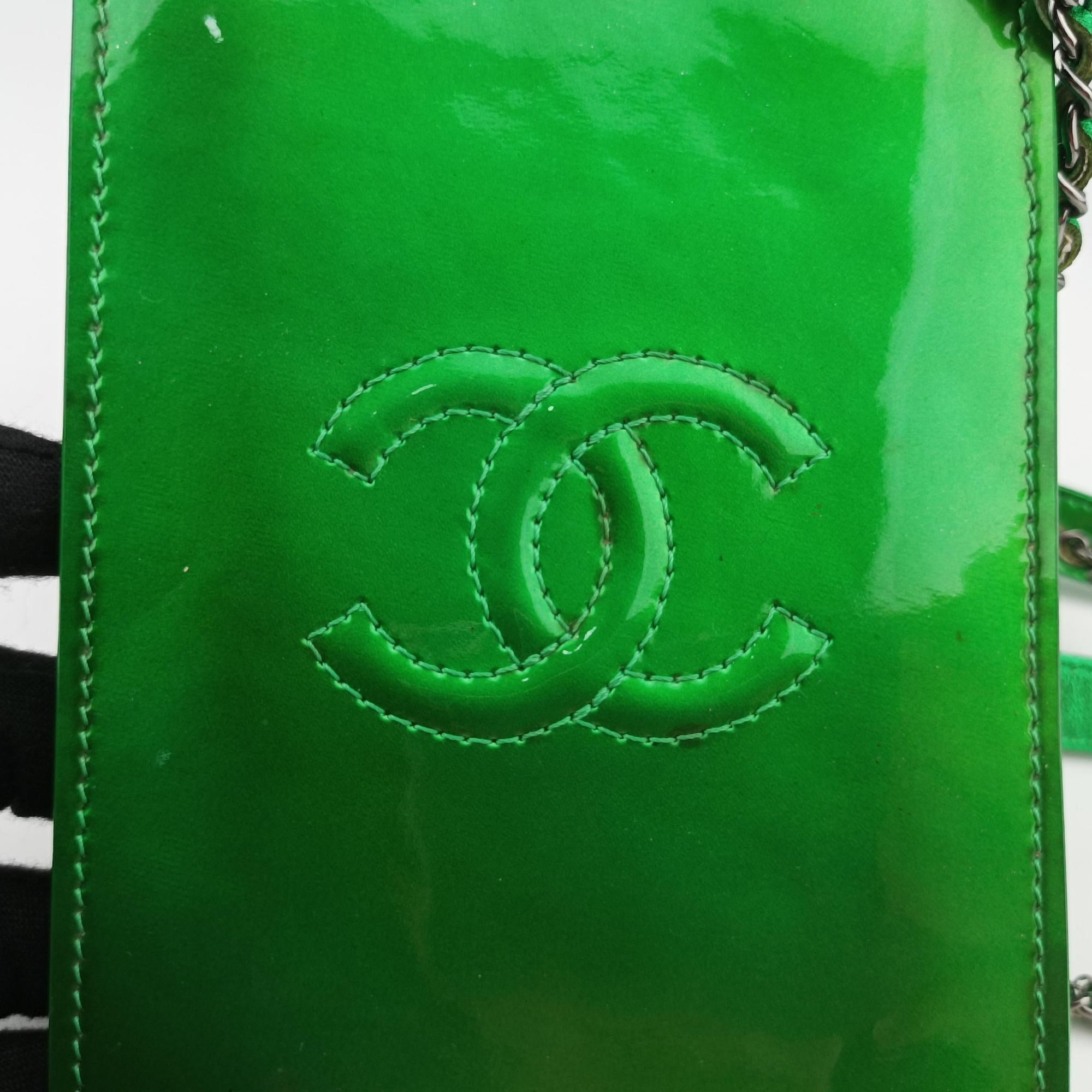 Pre-owned Chanel Cocomark phone holder Green Patent Leather A92304 shoulderbag | stylenewstar