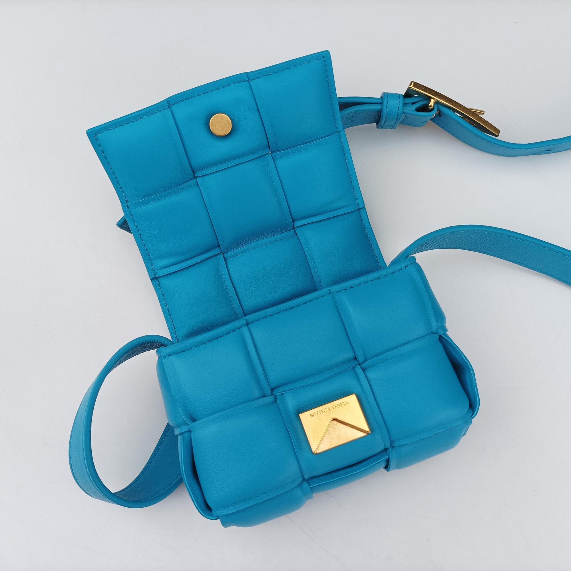 Pre-owned Bottega Veneta candy cassette Blue Leather  shoulderbag | stylenewstar
