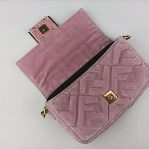 Secondhand Fendi BAGUETTE Pink velour 8BS017 shoulderbag | stylenewstar