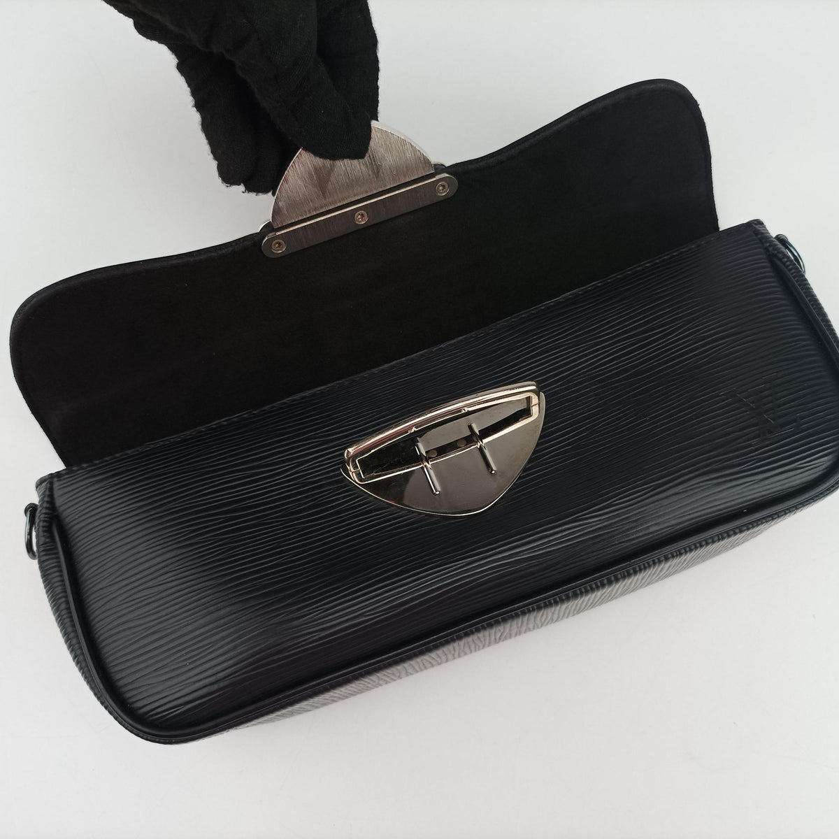 Pre-owned Louis Vuitton Pochette Montaigne Noir Epi M59292 shoulderbag | stylenewstar