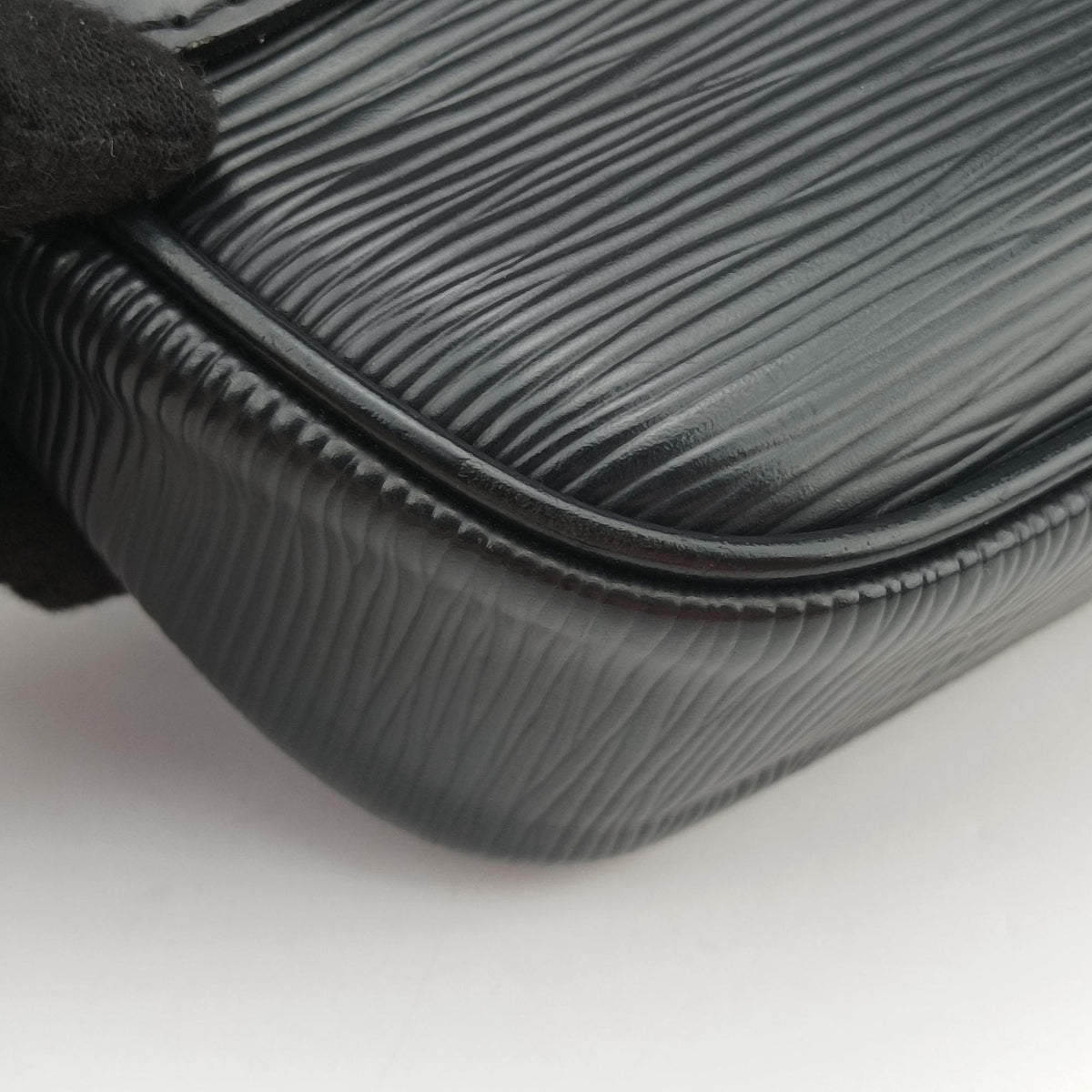 Pre-owned Louis Vuitton Pochette Montaigne Noir Epi M59292 shoulderbag | stylenewstar