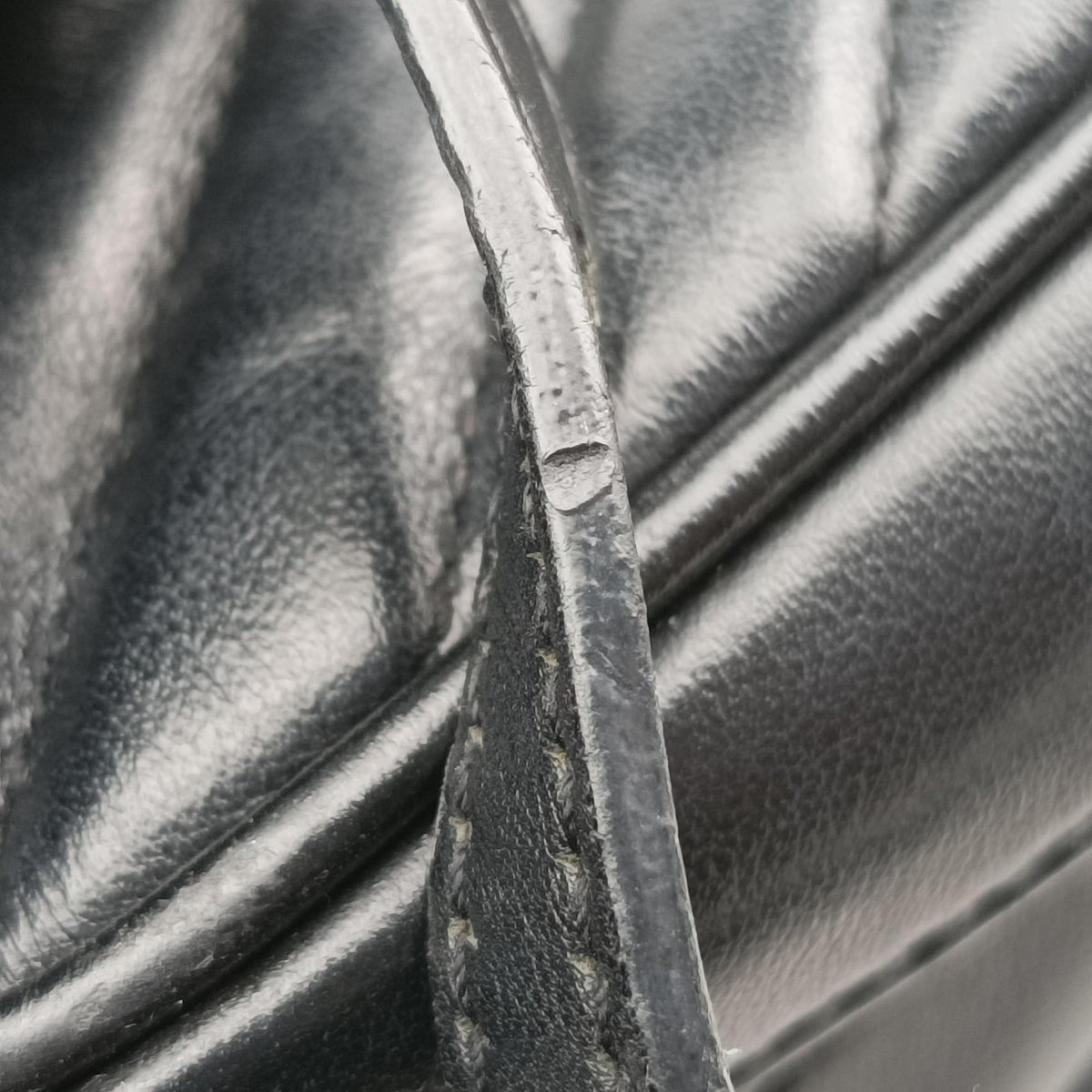 Secondhand Yves Saint Laurent LOU camera Black Leather 534817 shoulderbag | stylenewstar