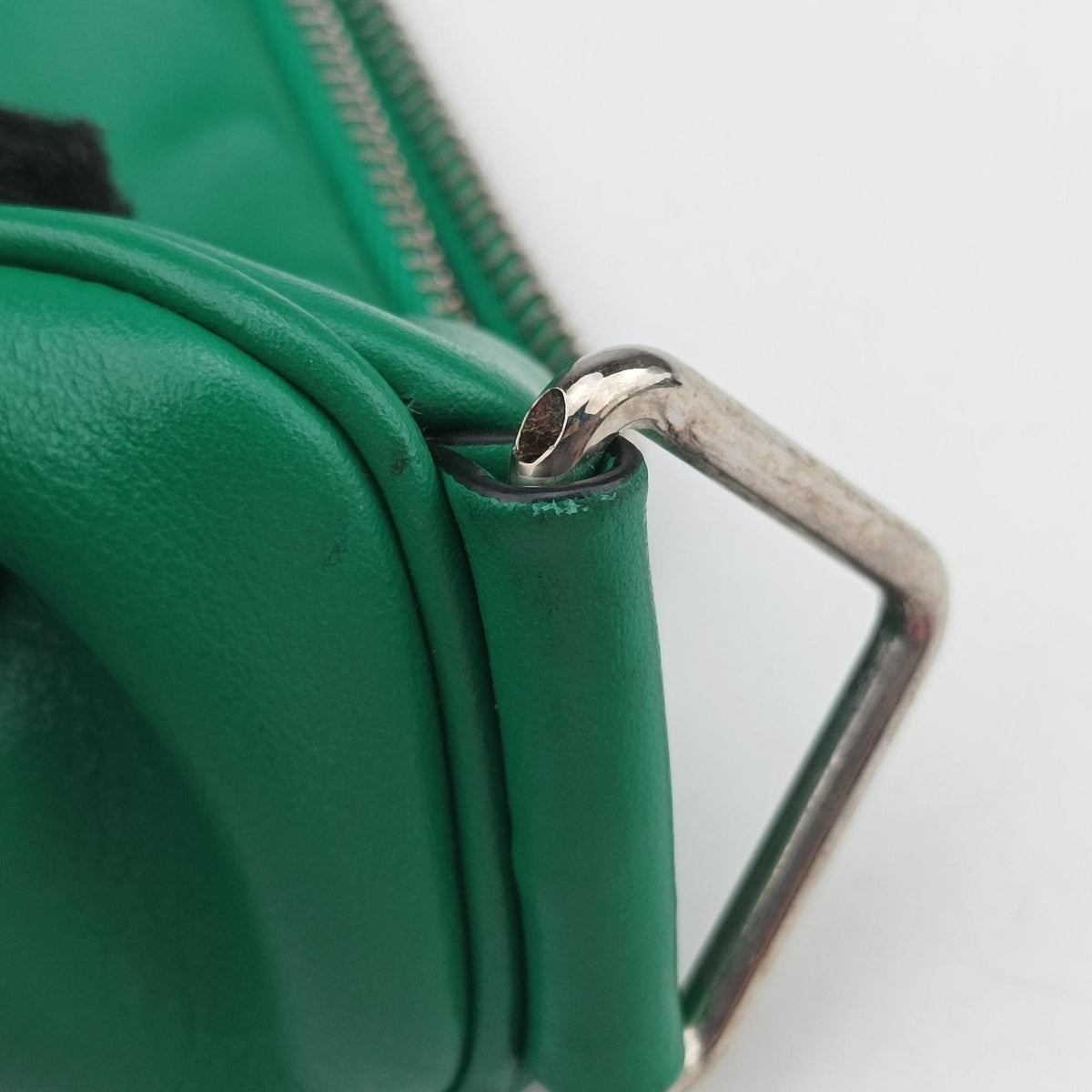 Pre-owned Prada triangle embossed logo Green Leather 1BH190 shoulderbag | stylenewstar