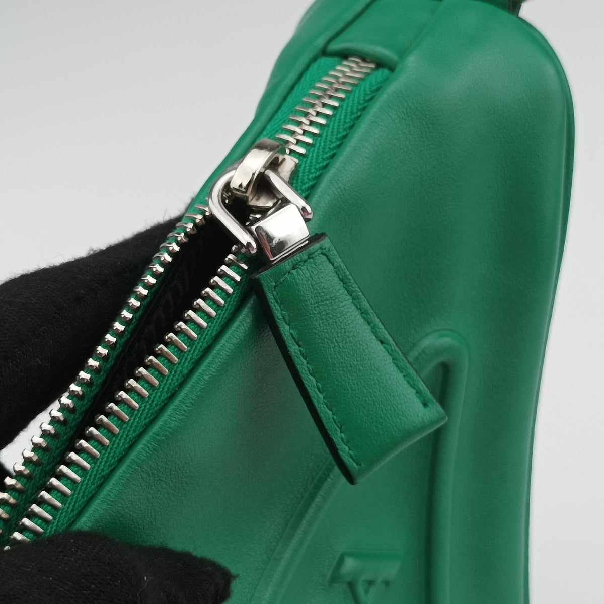 Pre-owned Prada triangle embossed logo Green Leather 1BH190 shoulderbag | stylenewstar