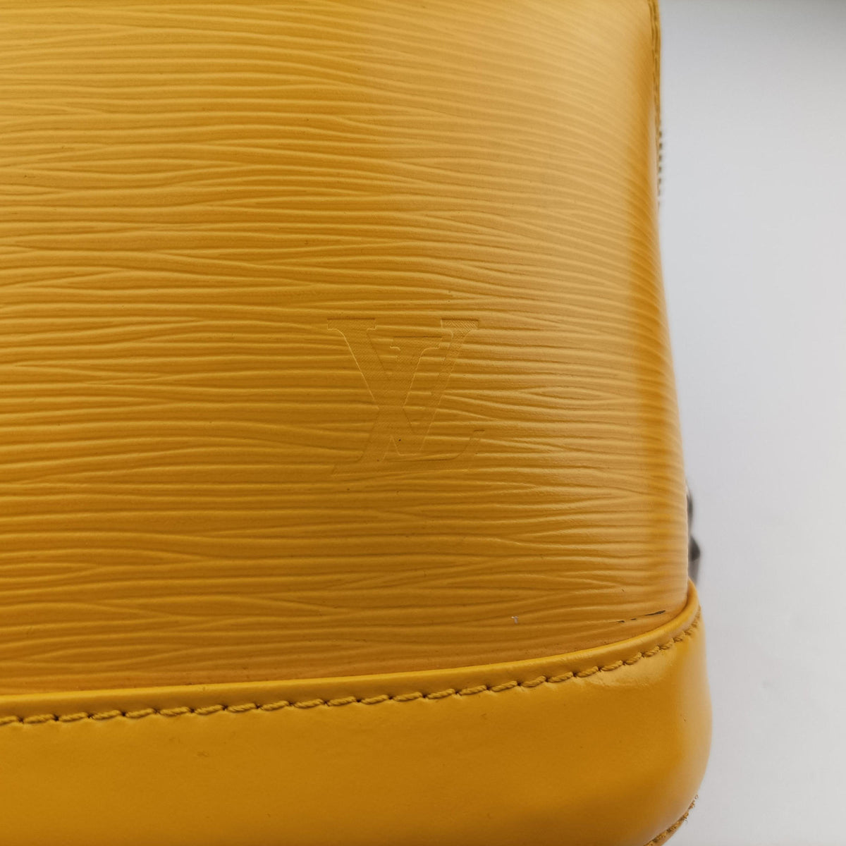 Vintage Louis Vuitton Alma PM MIMOSA EPI M40951 handbag | stylenewstar