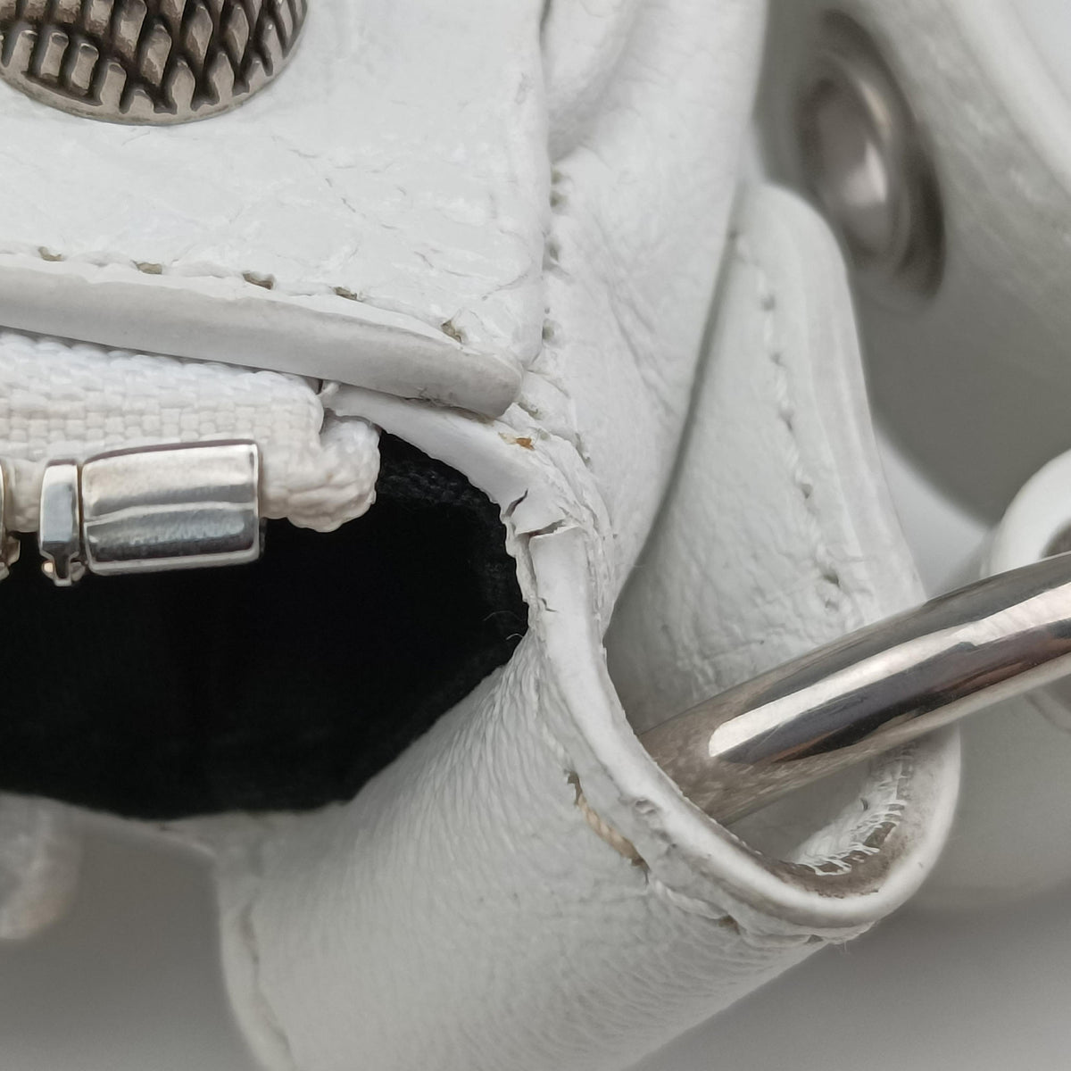 Pre-owned Balenciaga Le Cagole White lambskin  shoulderbag | stylenewstar