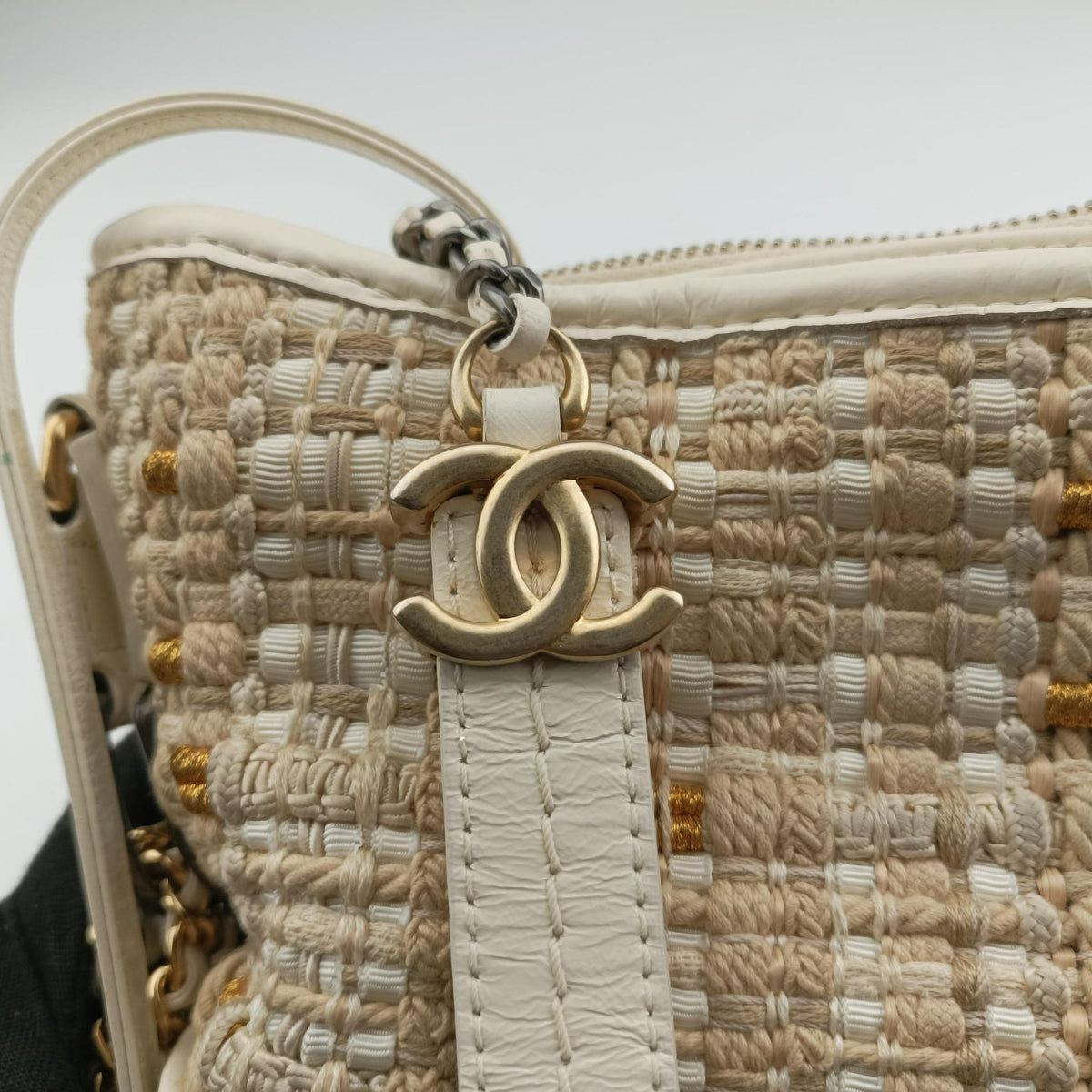 Pre-owned Chanel GABRIELLE White Fabric× Leather A91810 shoulderbag | stylenewstar