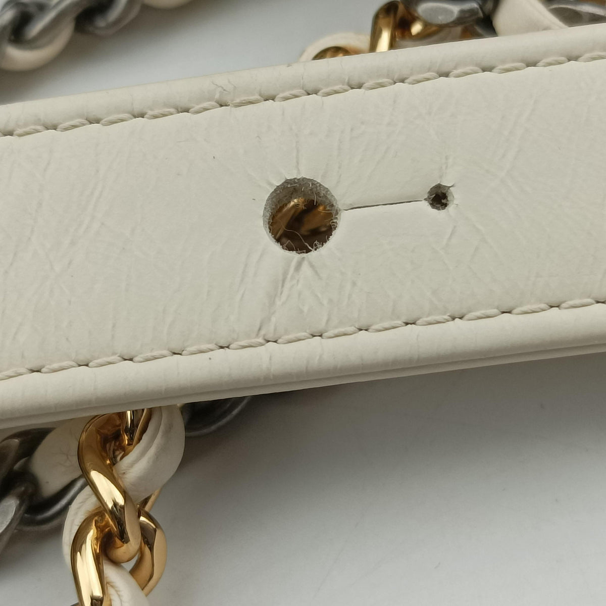 Pre-owned Chanel GABRIELLE White Fabric× Leather A91810 shoulderbag | stylenewstar