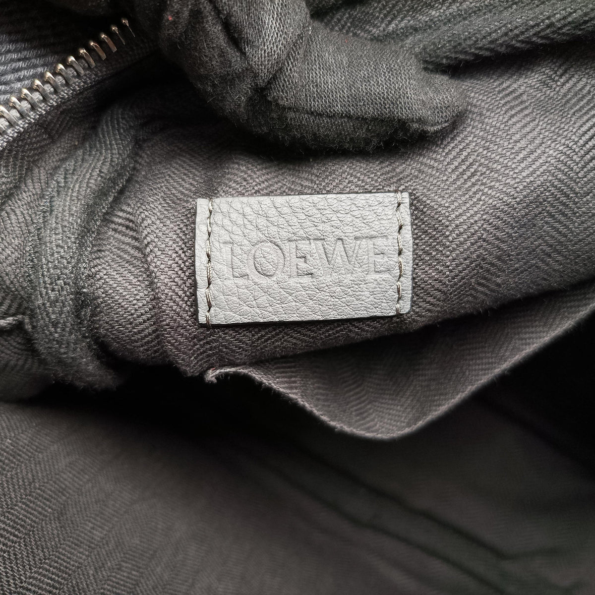 Secondhand Loewe Military Messenger XS Grey Leather B553A72X21 shoulderbag | stylenewstar