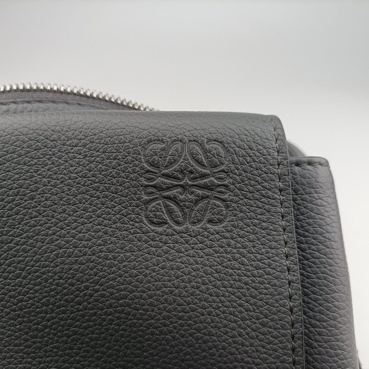 Secondhand Loewe Military Messenger XS Grey Leather B553A72X21 shoulderbag | stylenewstar