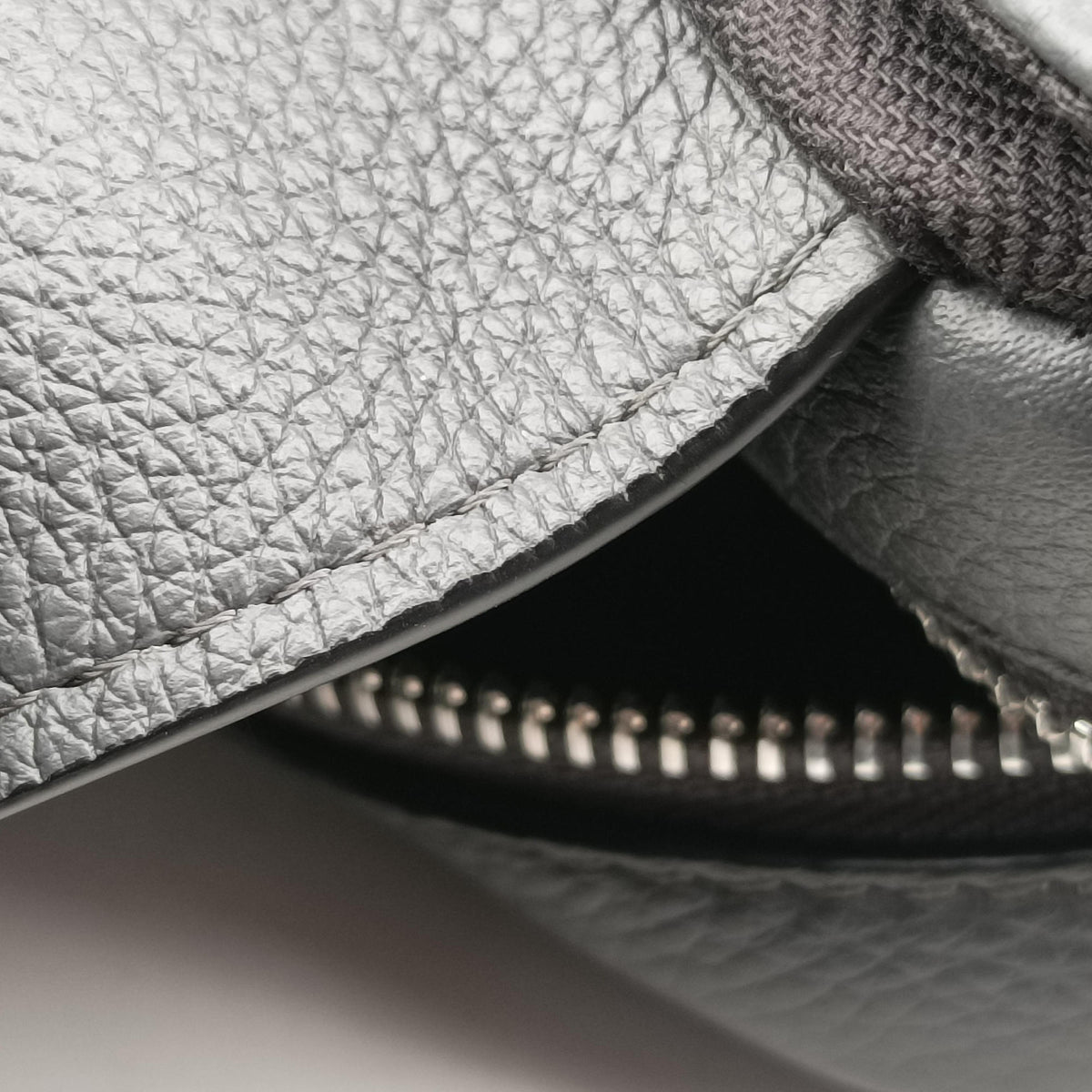 Secondhand Loewe Military Messenger XS Grey Leather B553A72X21 shoulderbag | stylenewstar