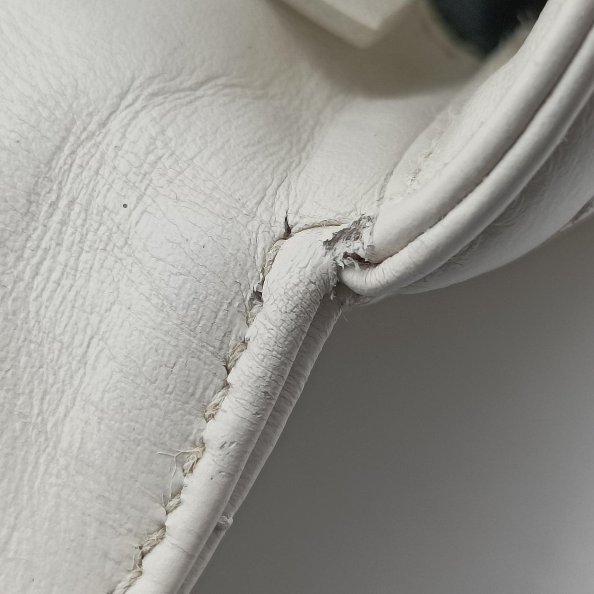 Pre-owned Prada Diagramme White Leather 1BD108 shoulderbag | stylenewstar