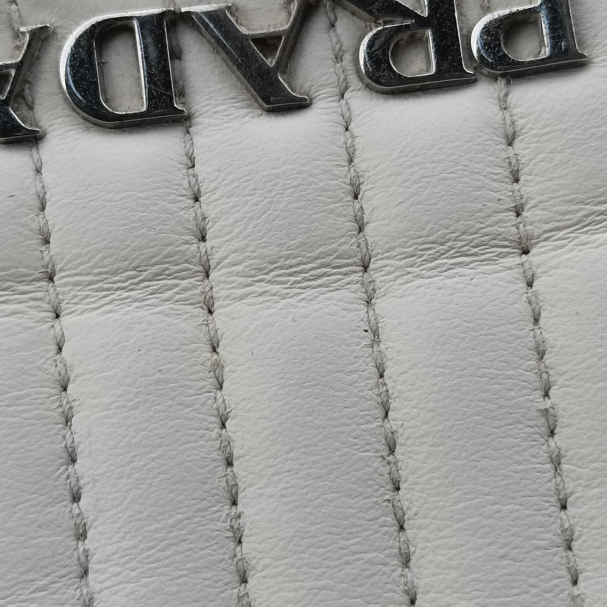 Pre-owned Prada Diagramme White Leather 1BD108 shoulderbag | stylenewstar