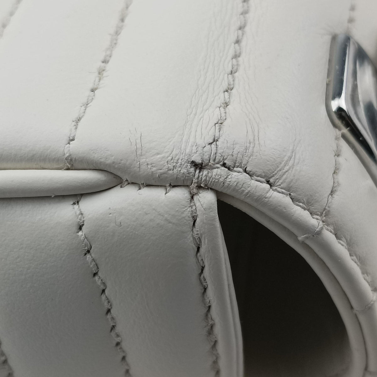 Pre-owned Prada Diagramme White Leather 1BD108 shoulderbag | stylenewstar