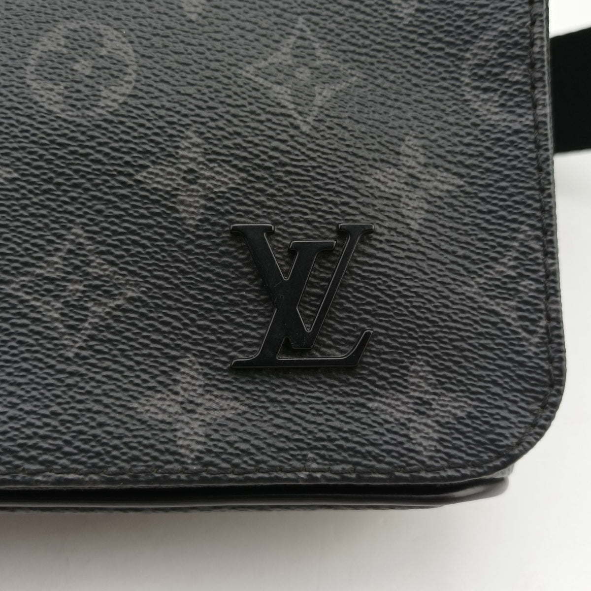Pre-owned Louis Vuitton District PM Noir Monogram Eclipse M44000 shoulderbag | stylenewstar