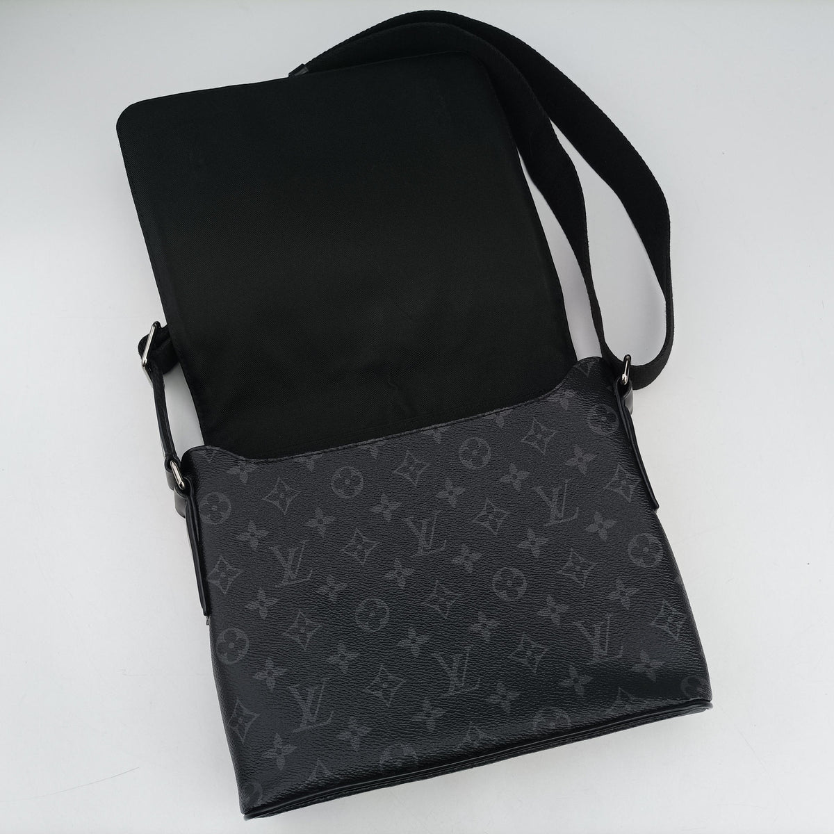 Pre-owned Louis Vuitton District PM Noir Monogram Eclipse M44000 shoulderbag | stylenewstar