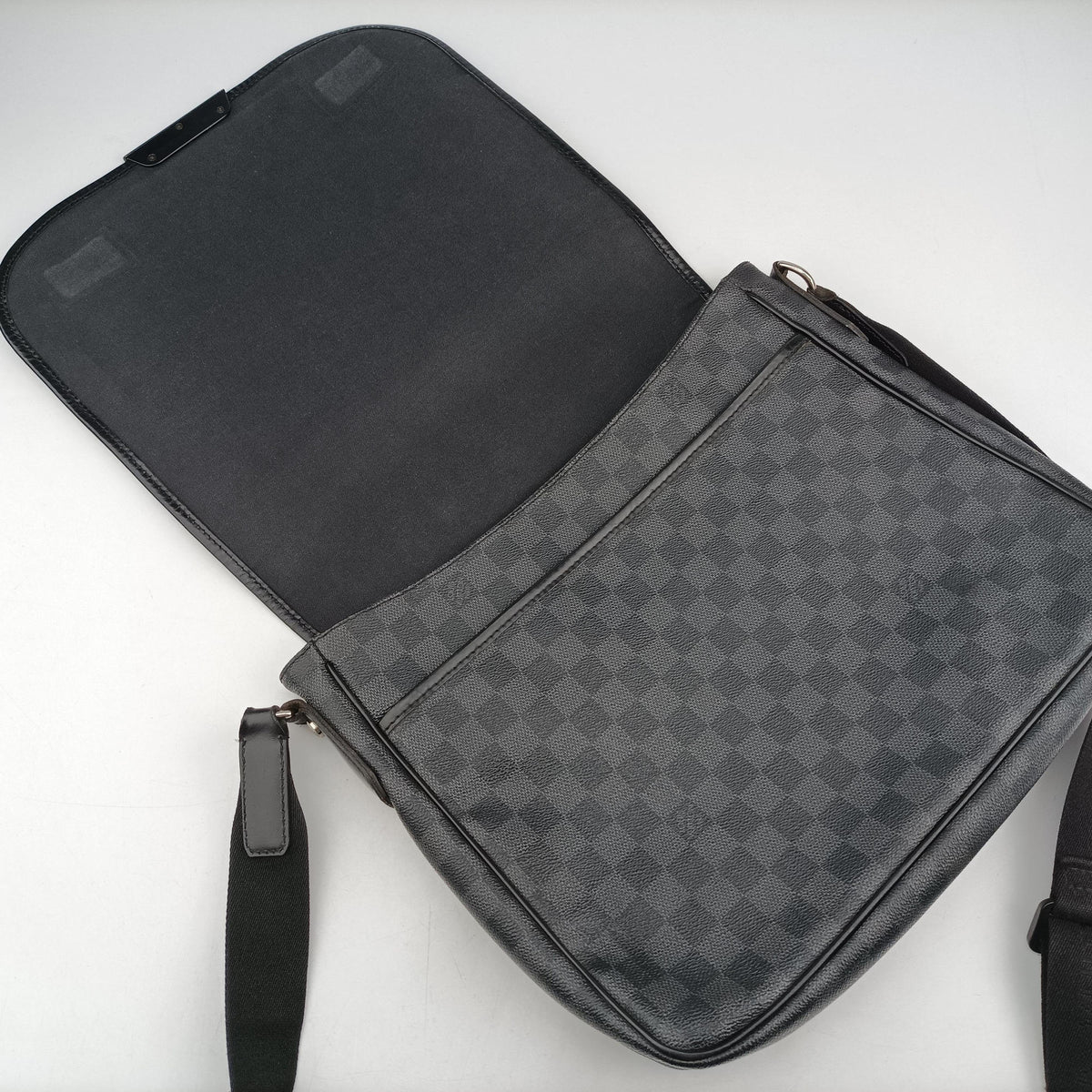 Pre-owned Louis Vuitton DANIEL MM Noir Damier GRAPHITE N58029 shoulderbag | stylenewstar