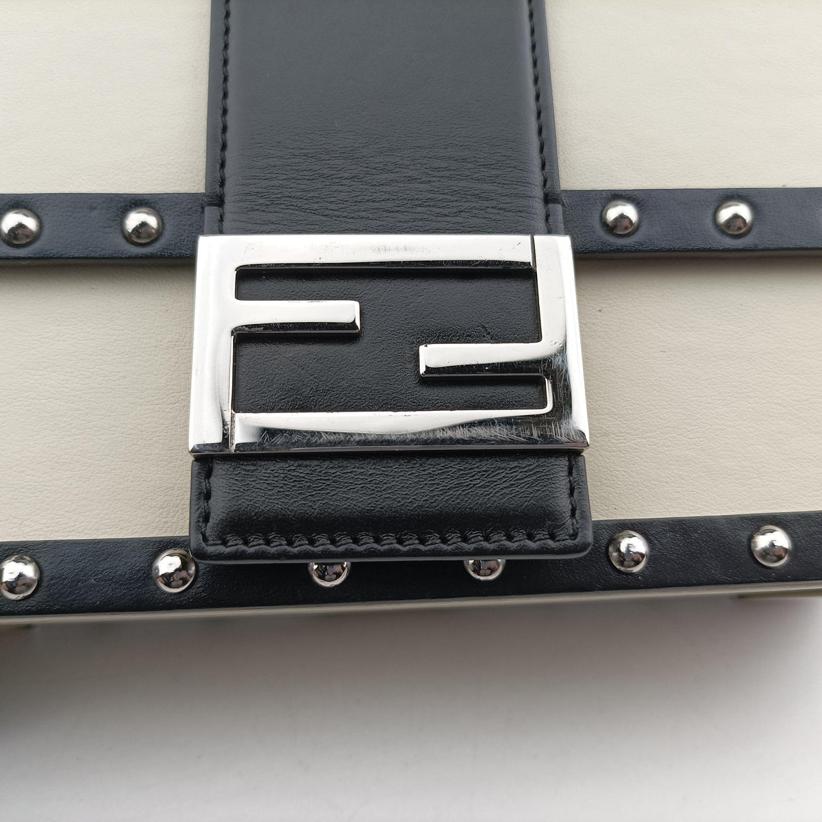 Pre-owned Fendi Trunk White×Black Leather 7VA507 shoulderbag | stylenewstar