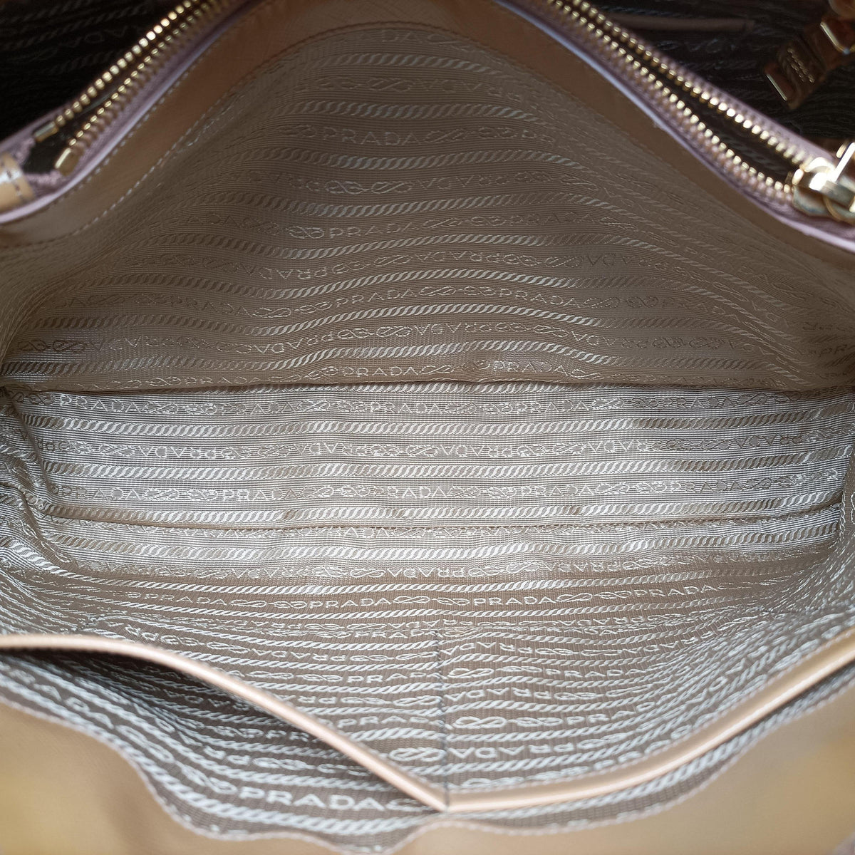 Vintage Prada Promenade Beige Patent SAFFIANO Leather BN2558 handbag | stylenewstar