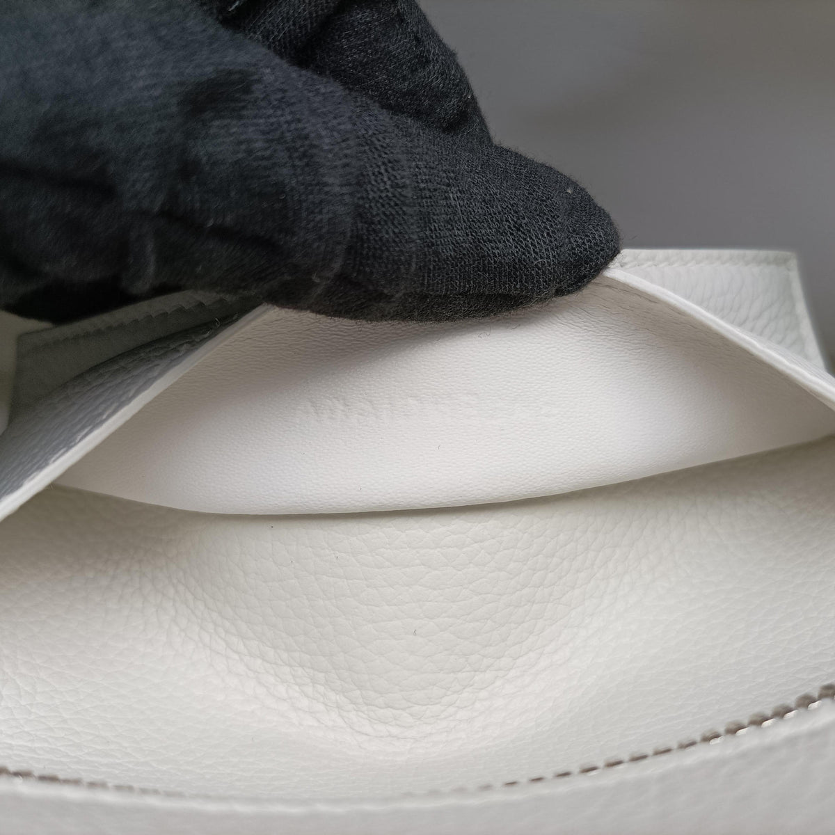 Secondhand Balenciaga Neo Classic City S White Leather 638521 shoulderbag | stylenewstar