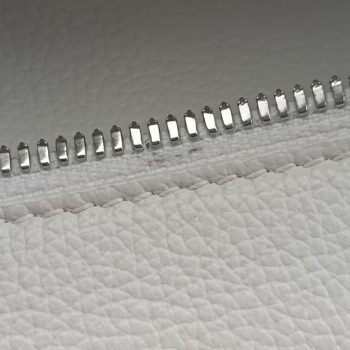 Secondhand Balenciaga Neo Classic City S White Leather 638521 shoulderbag | stylenewstar