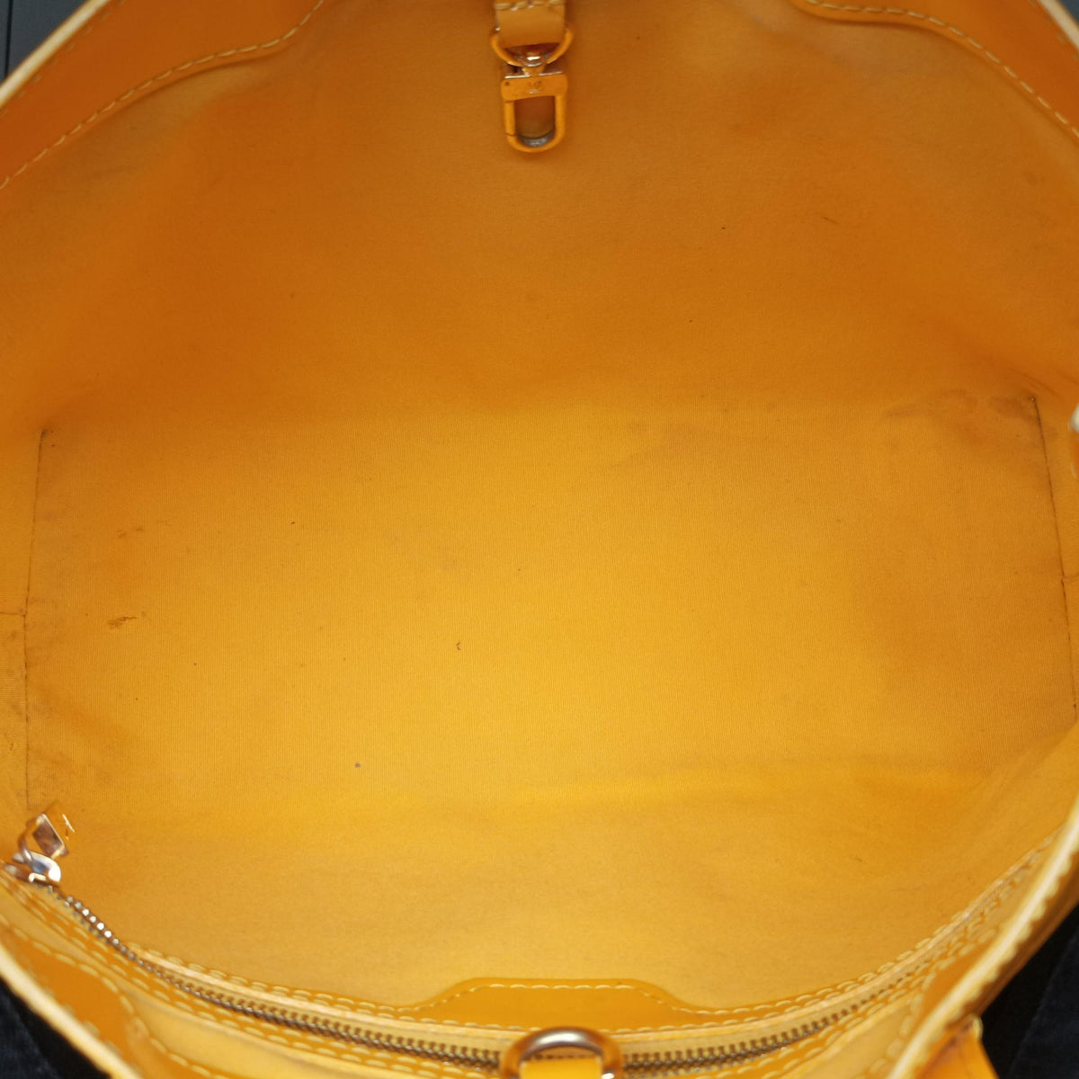 Pre-owned Louis Vuitton Wilshire PM Jaune Passion Vernis M91725 handbag | stylenewstar