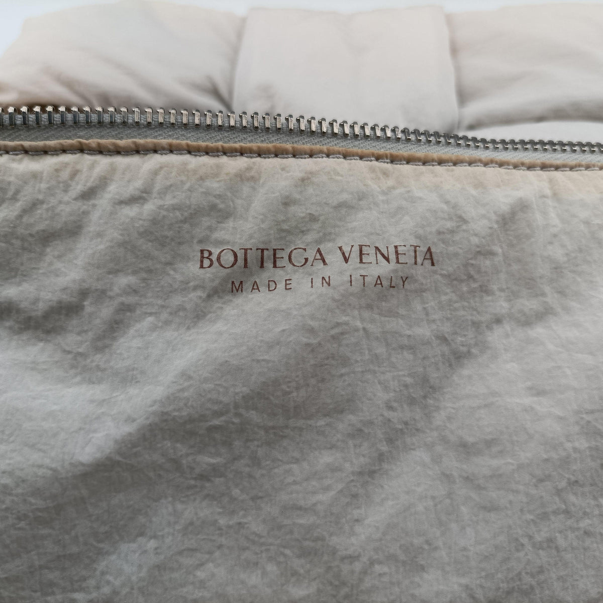 Pre-owned Bottega Veneta Padded CASSETTE White Nylon  shoulderbag | stylenewstar