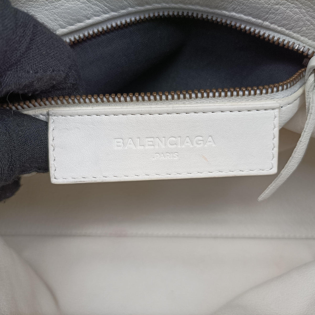 Pre-owned Balenciaga Giant City White lambskin  shoulderbag | stylenewstar