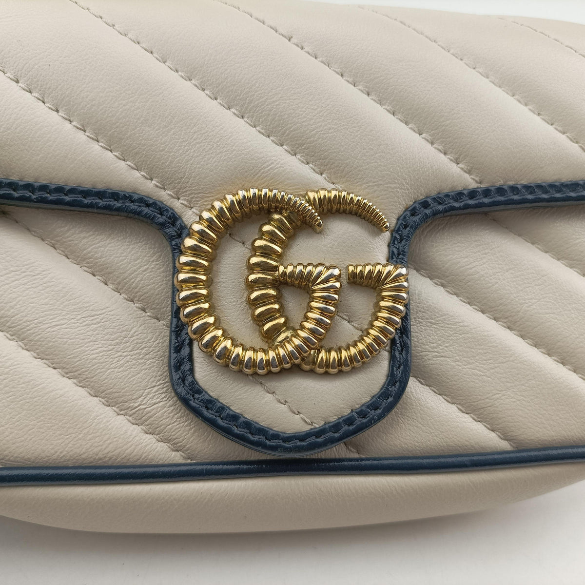 Pre-owned Gucci GG Marmont White×navy Leather 574969 shoulderbag | stylenewstar