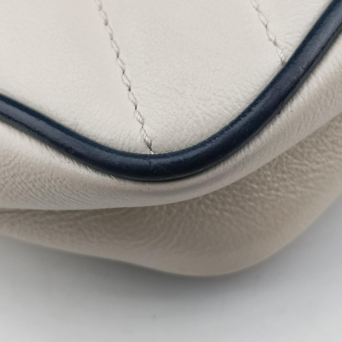 Pre-owned Gucci GG Marmont White×navy Leather 574969 shoulderbag | stylenewstar