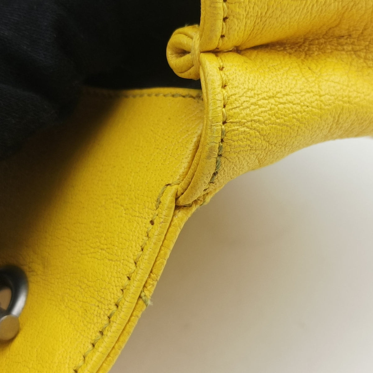 Pre-owned Yves Saint Laurent Baby Chai Yellow Leather 399289 shoulderbag | stylenewstar
