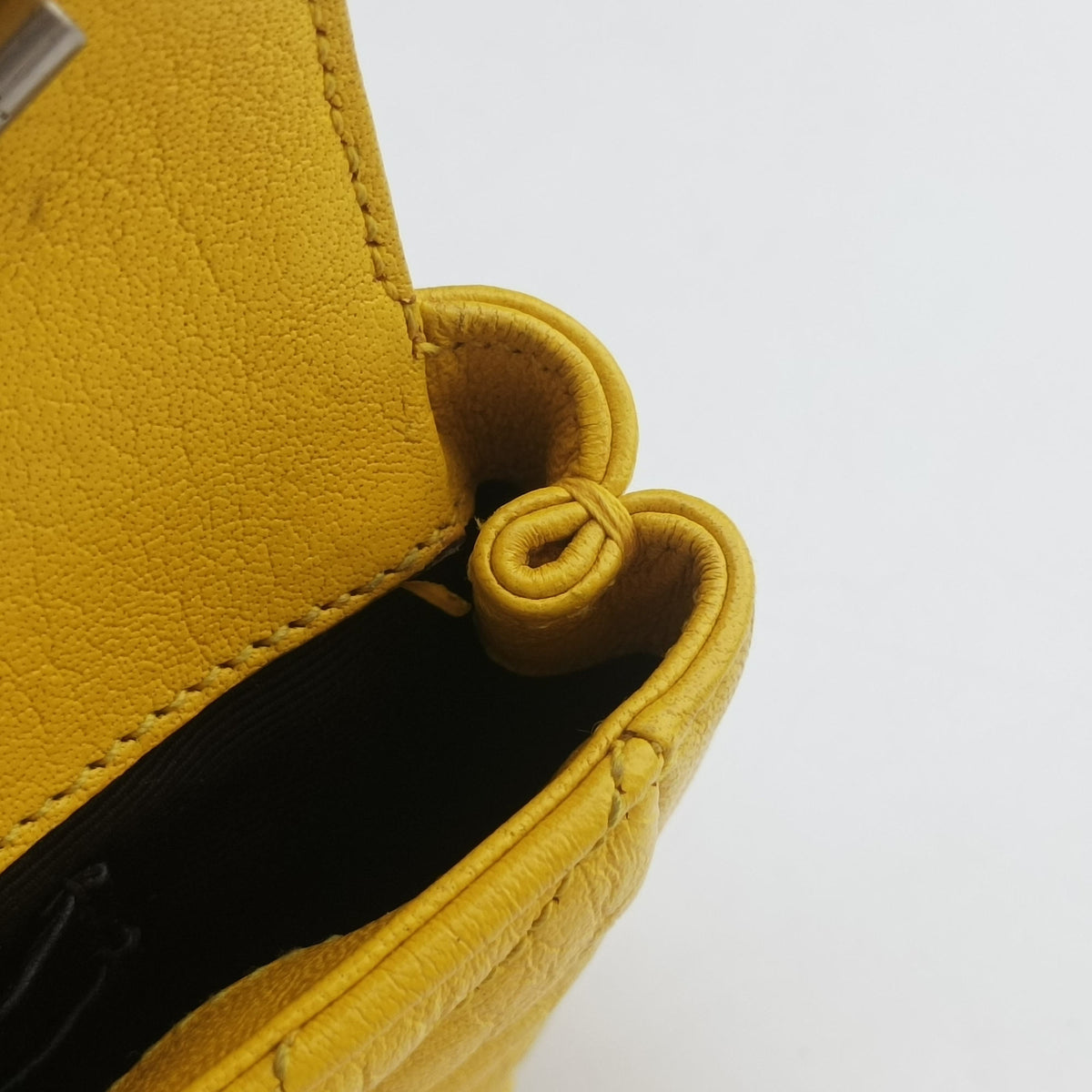 Pre-owned Yves Saint Laurent Baby Chai Yellow Leather 399289 shoulderbag | stylenewstar